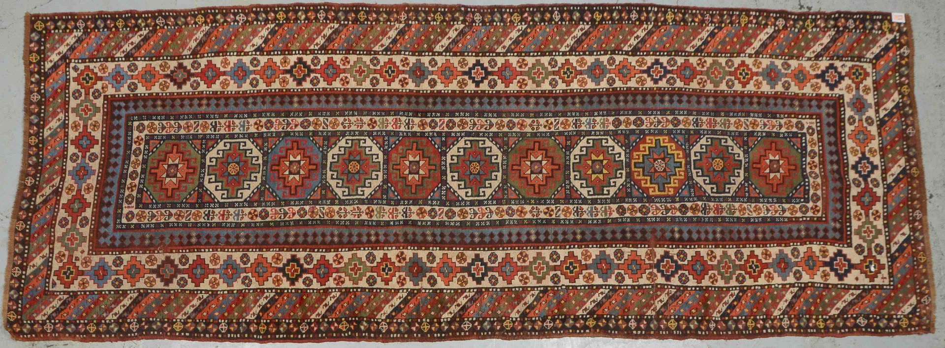 Antiker Kazak (um 1900), in insgesamt gutem altersgemäßem Zustand; Maße ca. 3,35 x 128 cm (mit leich - Bild 2 aus 4