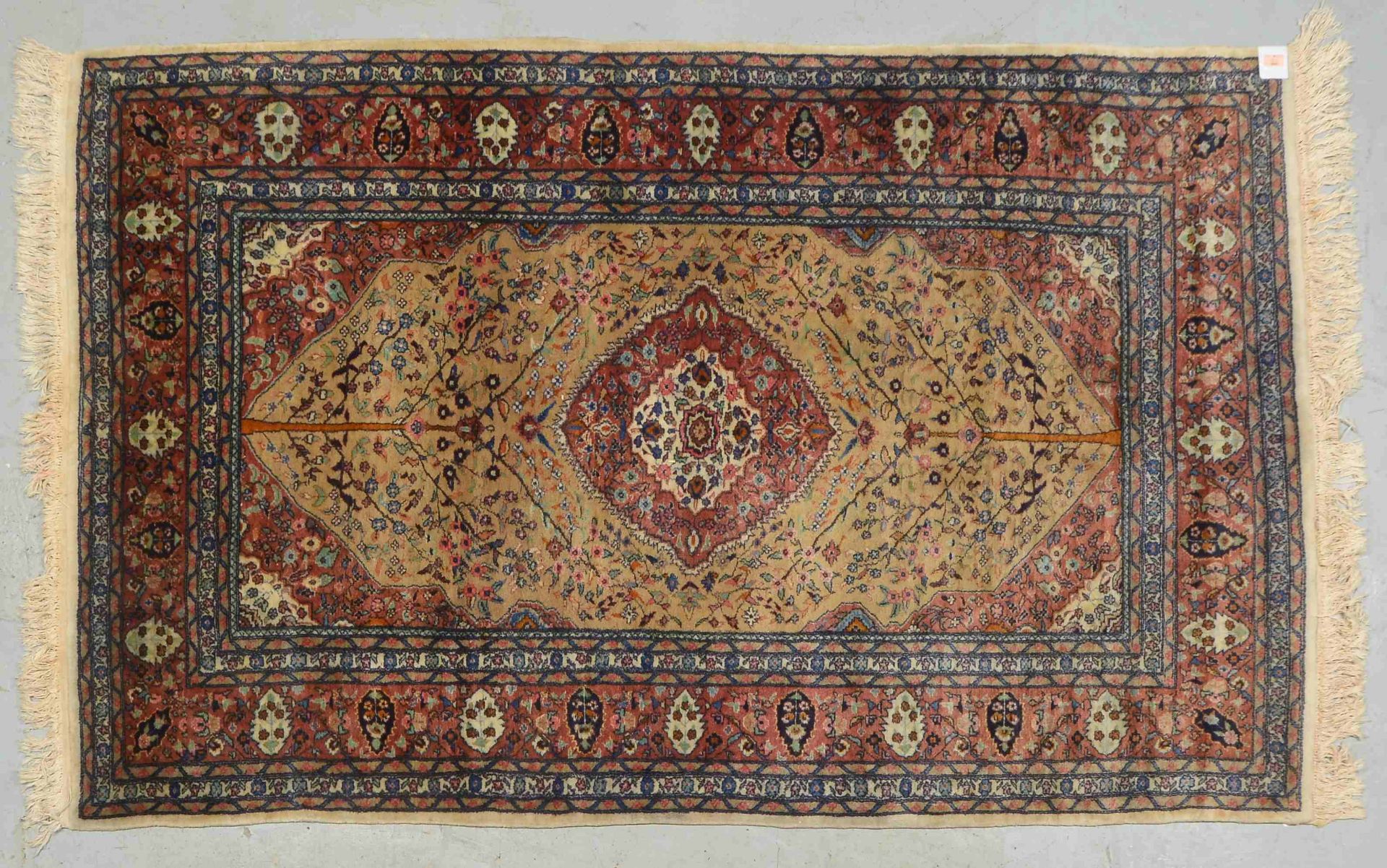 Orientteppich, feine Knüpfung, ringsum komplett, hochflorig - Flor in gutem Zustand; Maße 221 x 140 