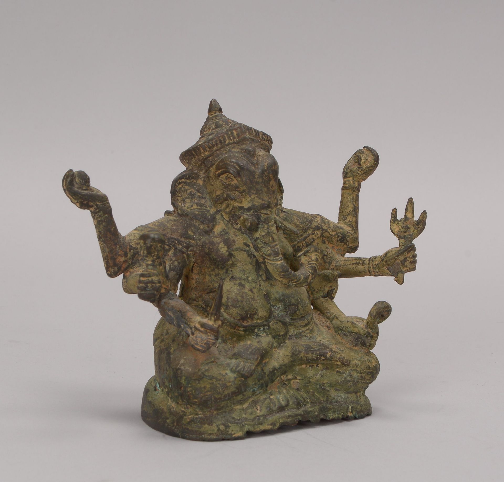 Antike Ganesha-Figur, Bronze, dargestellt mit Insignien in den H&auml;nden; H&ouml;he 13,5 cm - Image 2 of 2