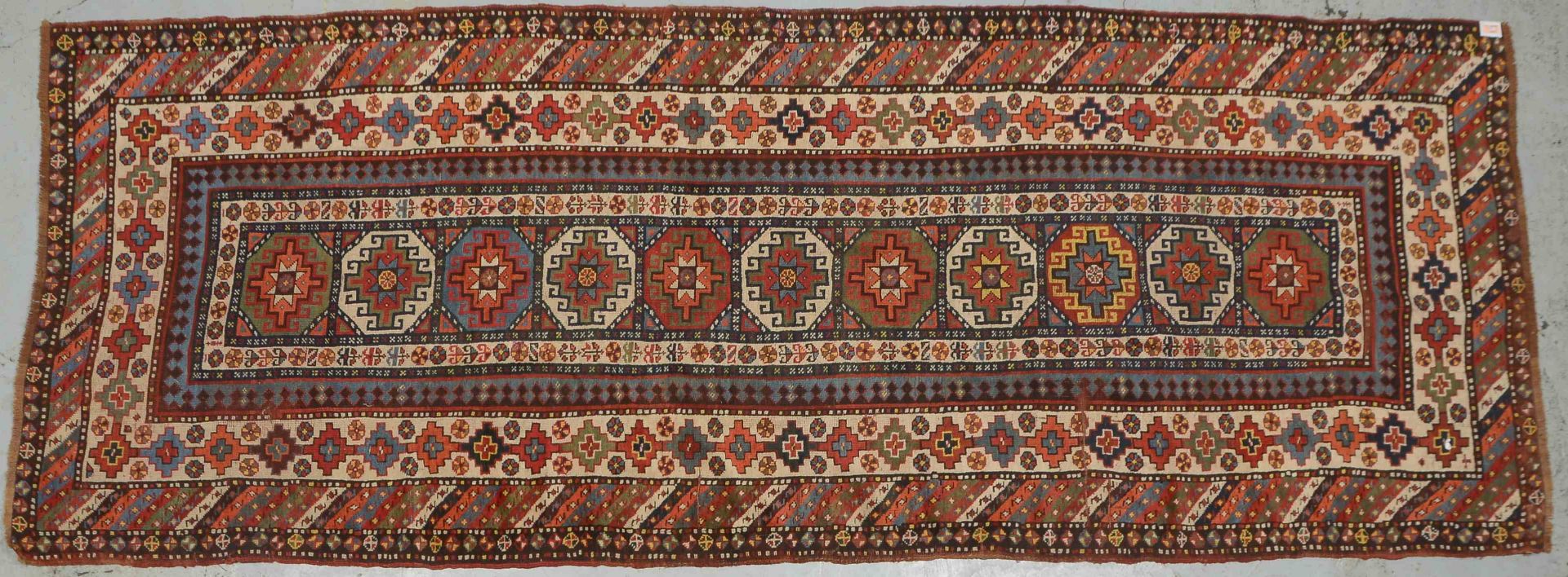 Antiker Kazak (um 1900), in insgesamt gutem altersgemäßem Zustand; Maße ca. 3,35 x 128 cm (mit leich