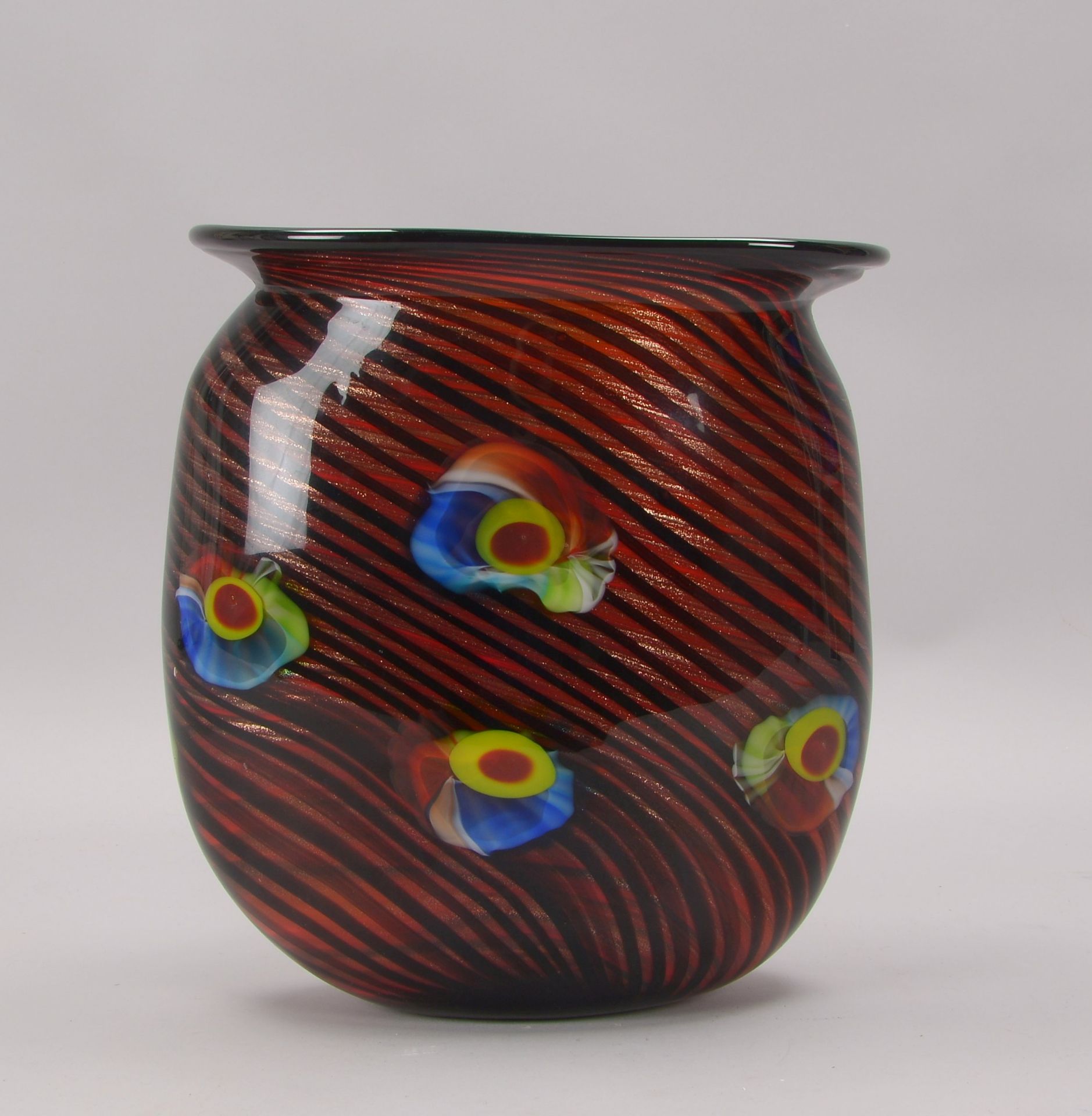 Glasvase (Murano-Stil), gedr&uuml;ckte Wandung mit Einschmelzungen; H&ouml;he 33 cm