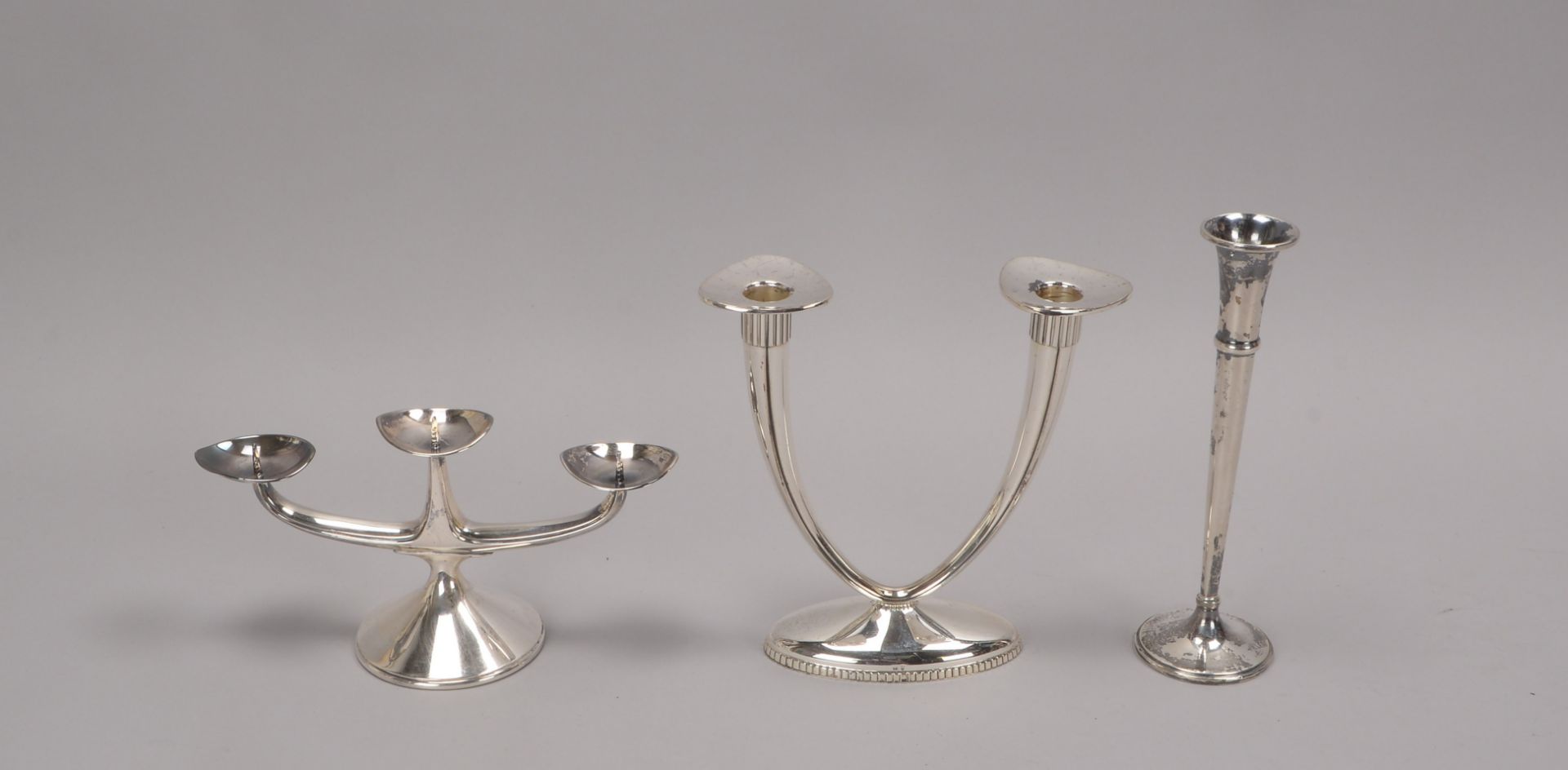 Kleines Silberteile-Konvolut, 3 St&uuml;ck: Vase und Kerzenleuchter/3-flammig, Sterlingsilber, sowie - Image 2 of 2