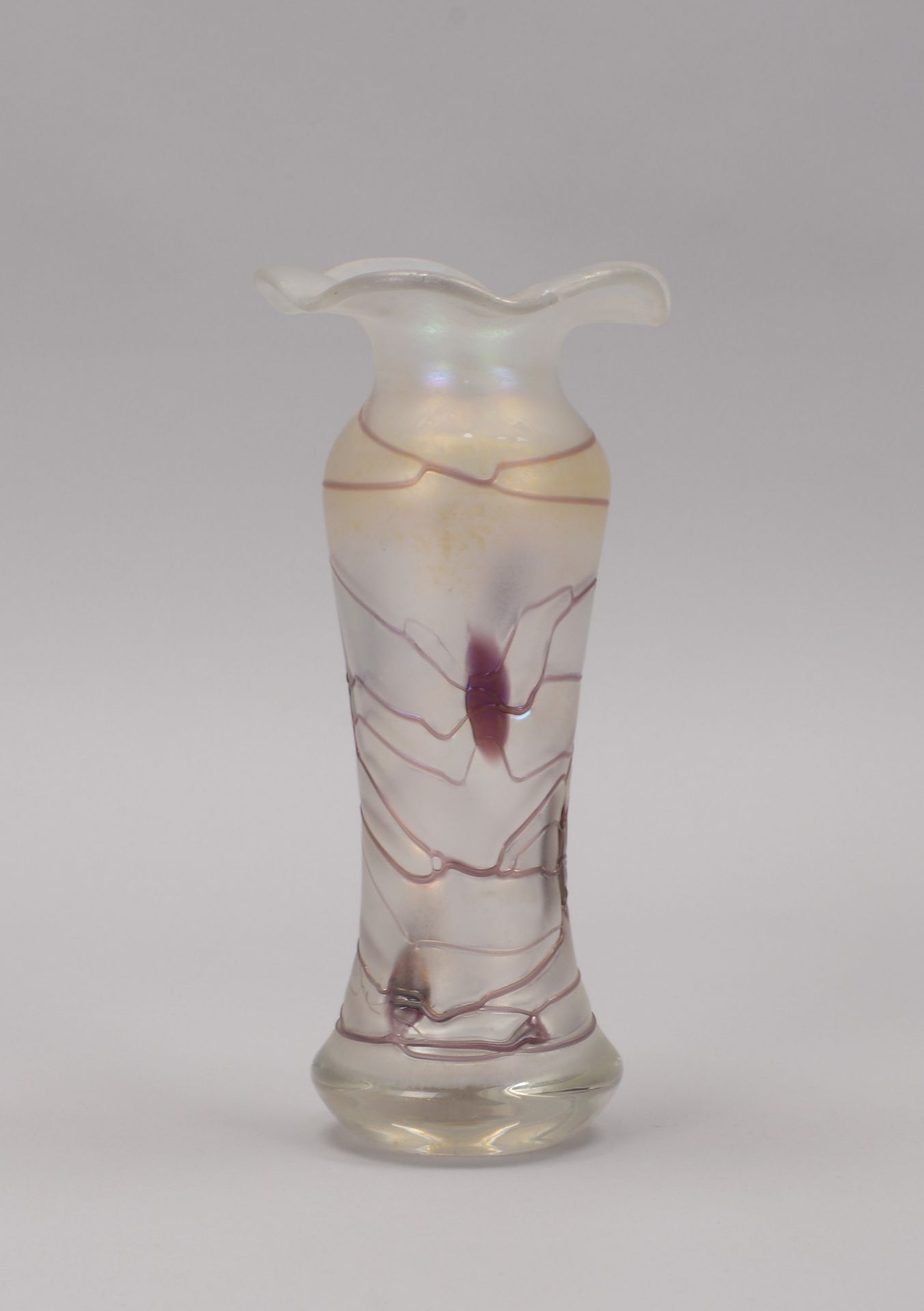 Tischvase (Jugendstil), Wellenrand, irisierendes Glas, mit Fadenaufschmelzungen; H&ouml;he 25 cm (mi