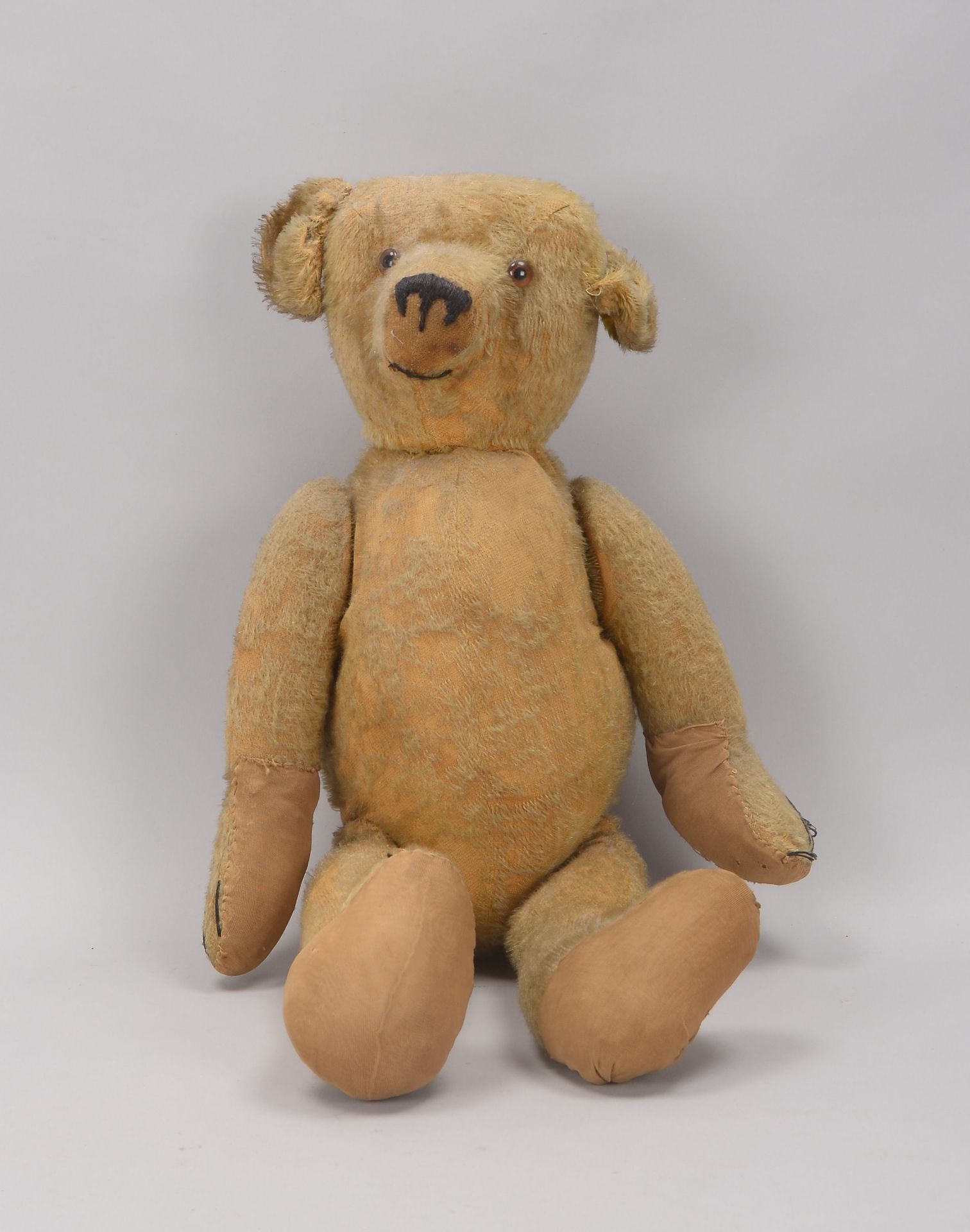 Gro&szlig;er Teddy, alt (Fabrikat unbekannt), Modell mit Buckel; H&ouml;he 65 cm