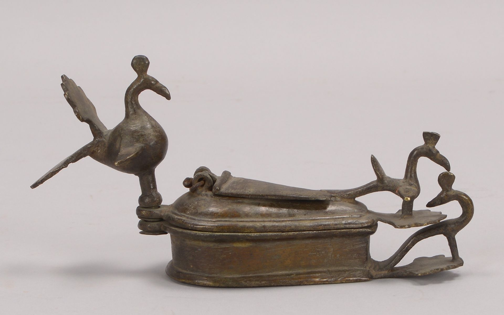 Oellampe (Indien), Bronze, mit 2x Deckeln verschiedener Groe&szlig;e, partiell mit Vogelmotiven verz