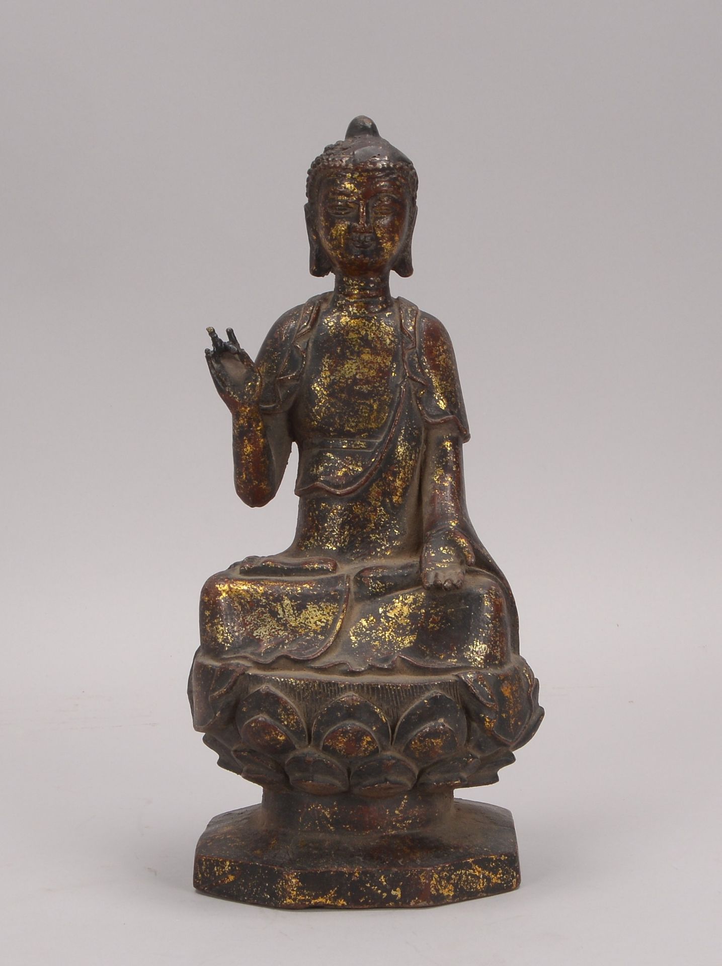 Bronzefigur (China), -Sitzender Buddha-, Hohlguss, mit Restvergoldung, Hoehe 32 cm