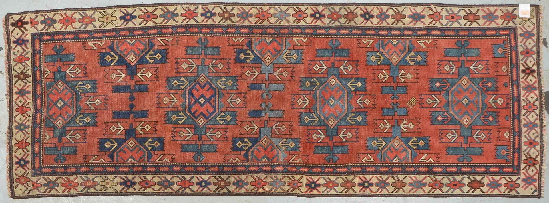 Kaukasische Galerie, antik, Wolle auf Wolle, neu festoniert, Flor gleichmäßig dünn; Maße 245 x 90 cm
