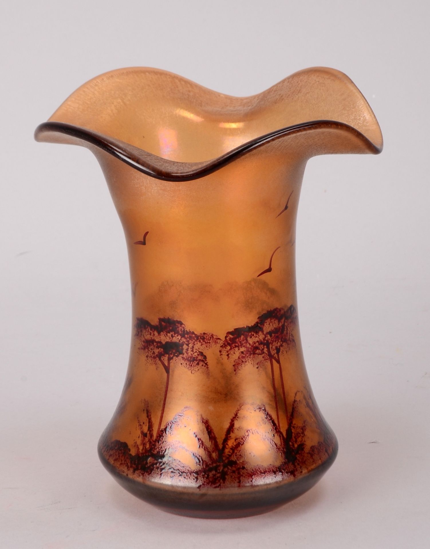 Jugendstil-Vase, irisierendes Glas, bedampft, mit ausgekugeltem/ausgeschliffenem Abriss; H&ouml;he 1
