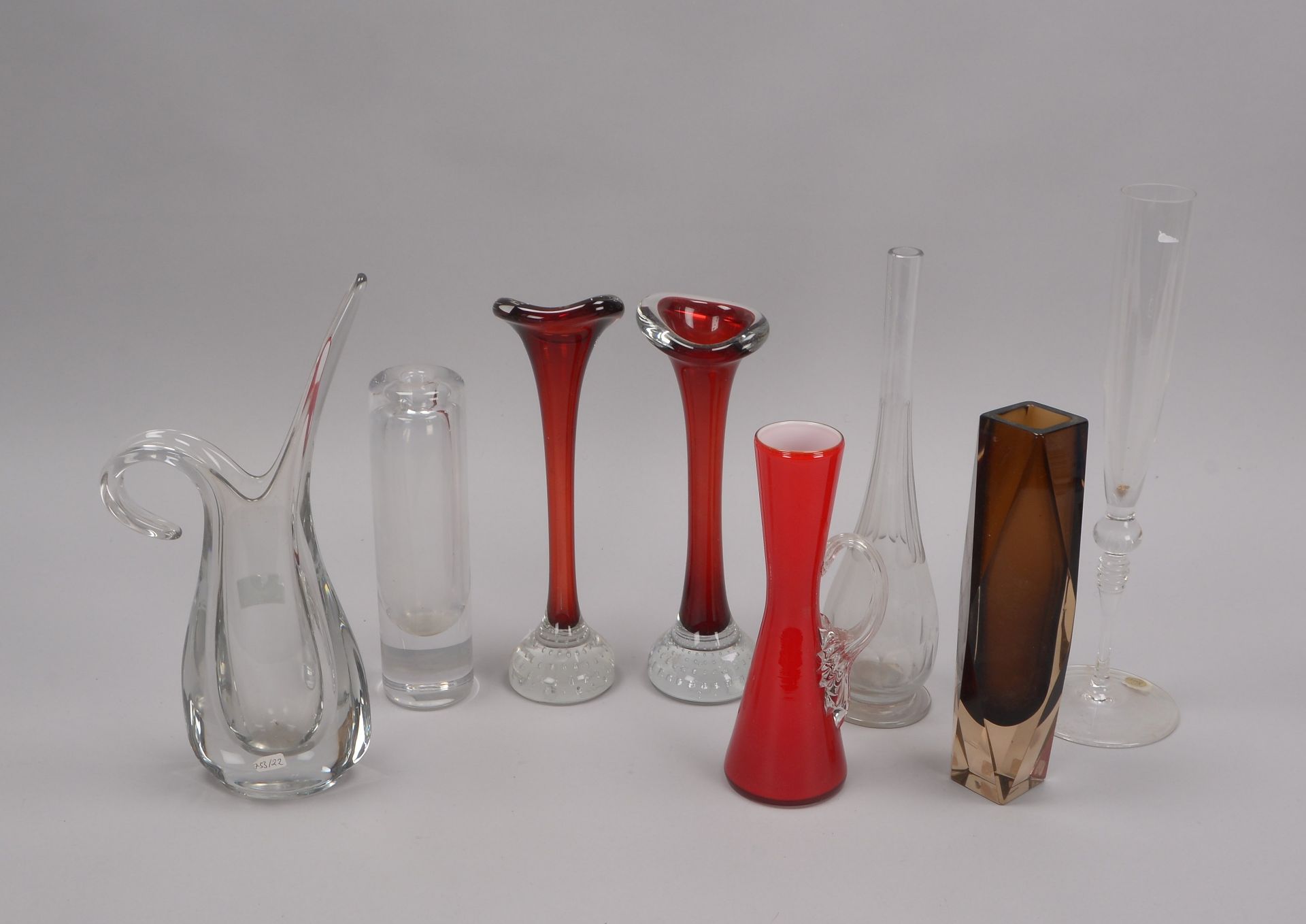 Konvolut Stengelvasen, Glas, verschiedene Ausf&uuml;hrungen, 8 St&uuml;ck; H&ouml;he 21 cm - H&ouml; - Image 2 of 2