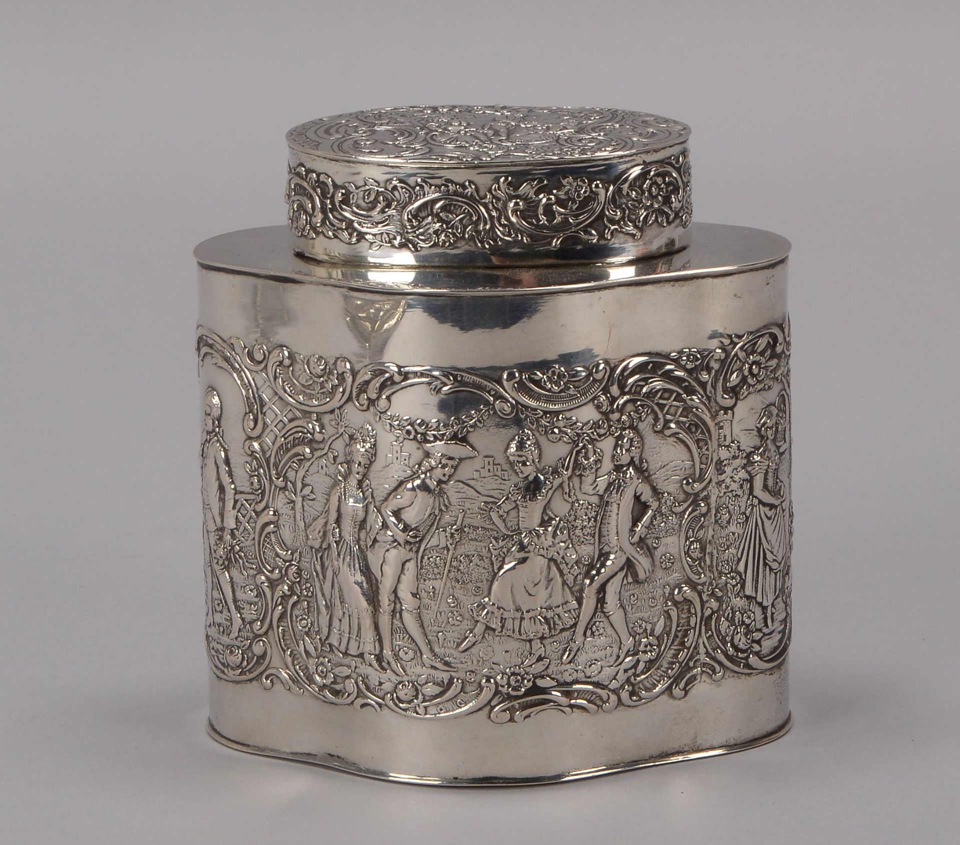 Teedose, 800 Silber, geschwungene Wandung und Deckel mit Reliefdekor (Voluten und &#039;Galante Szen - Image 2 of 3