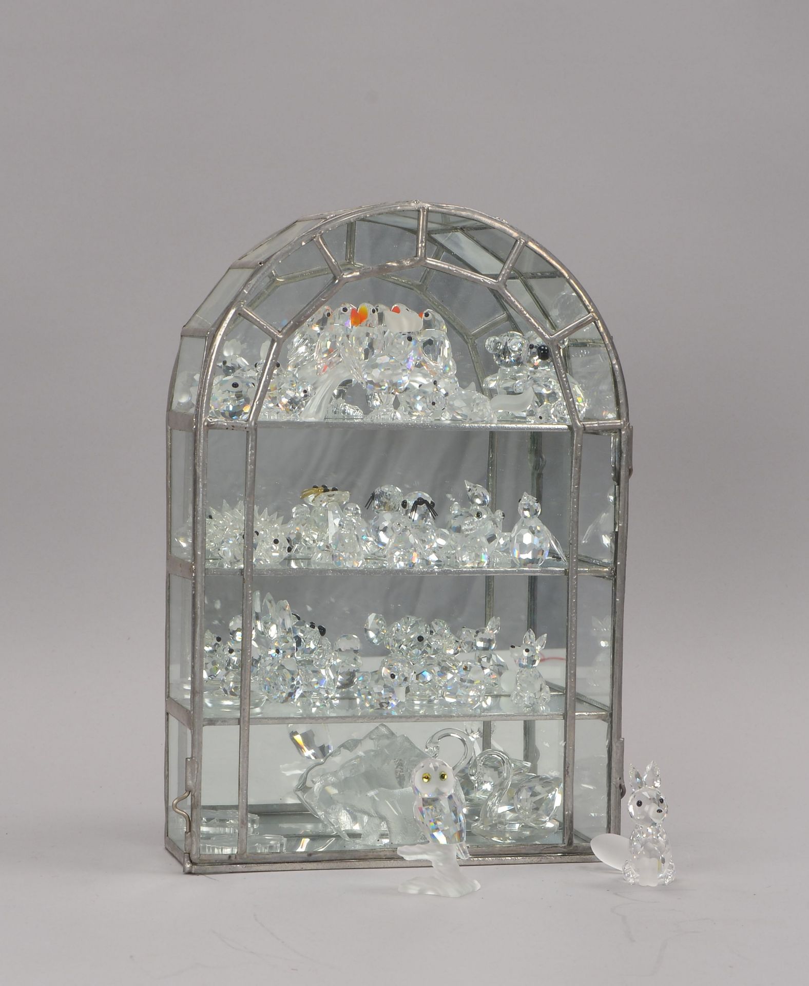 Kleine Glasvitrine, mit Bleiverglasung, verspiegelte R&uuml;ckwand, mit Bleikristall-Figurenbesatz, - Image 2 of 2