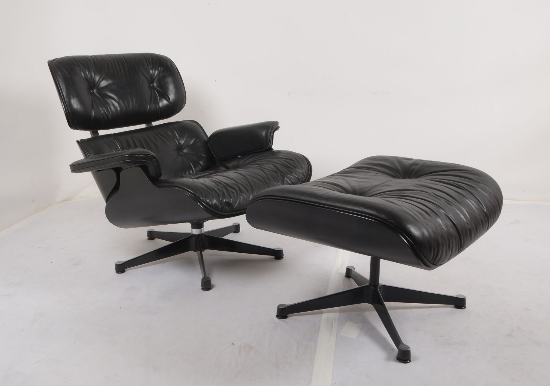 Vitra, Lounge Chair/Ottomane, schwarze Schale aus Esche-Formholz, Fu&szlig;gestell schwarz pulverbes