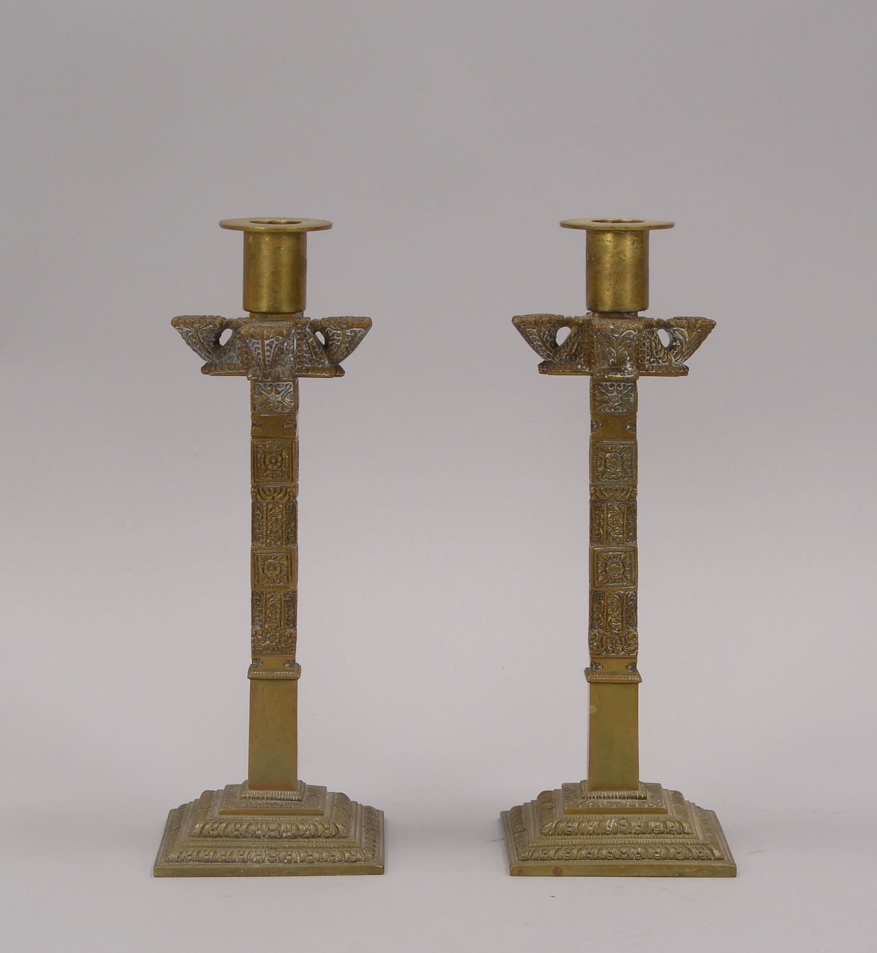 Paar Messing-Kerzenleuchter, mit Reliefdekor; H&ouml;he 25 cm