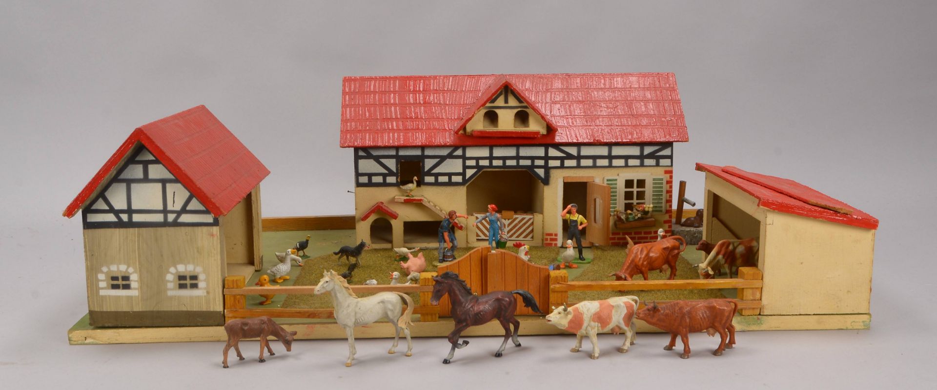 Alter Spielzeug-Bauernhof, 3x Stallgeb&auml;ude, reich best&uuml;ckt mit vielen Tier- und Personenfi - Image 2 of 2