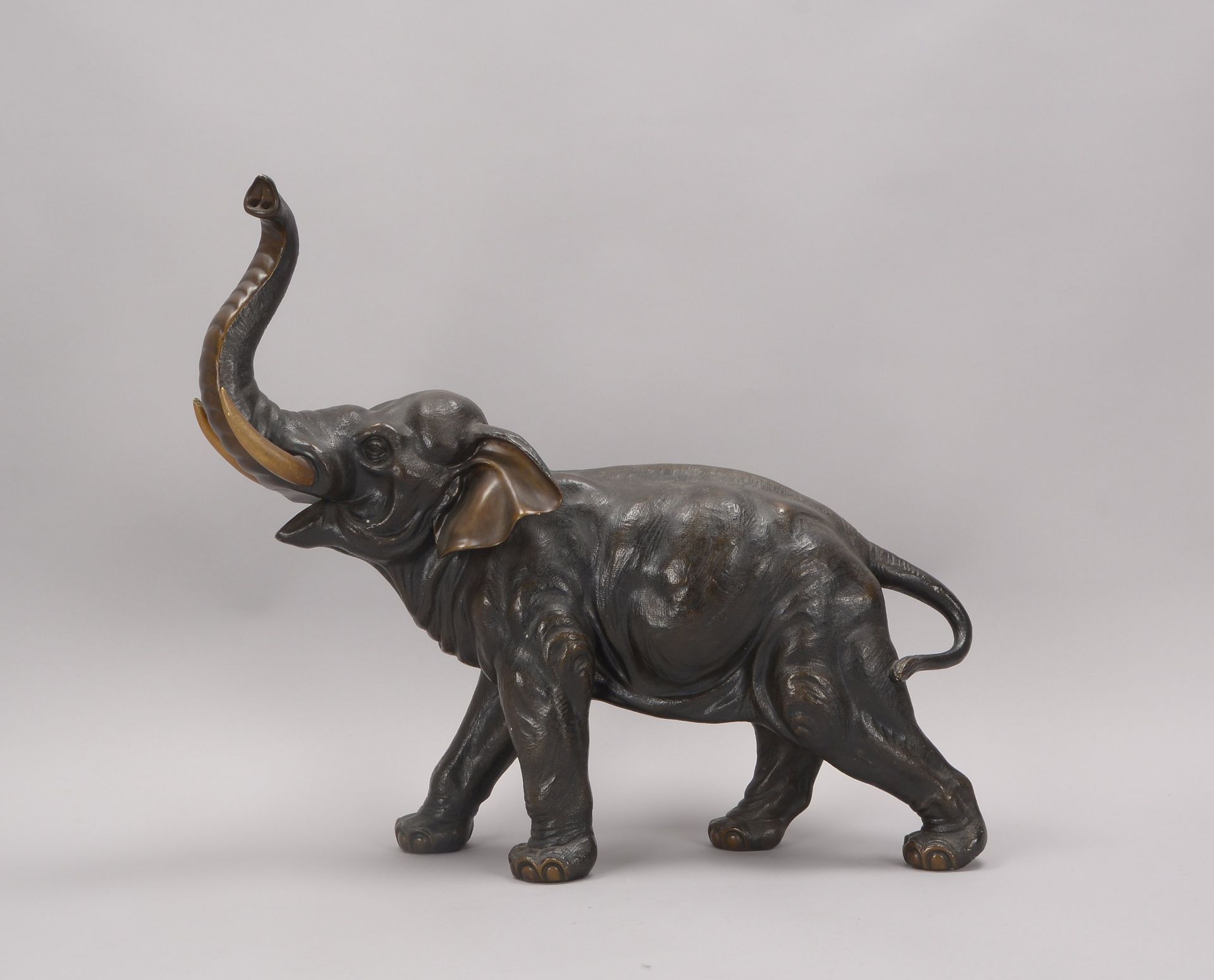 Kochendörfer, Fritz (1871 - 1942), Künstler-Keramikfigur, 'Elefant', bronziert, signiert und nummeri