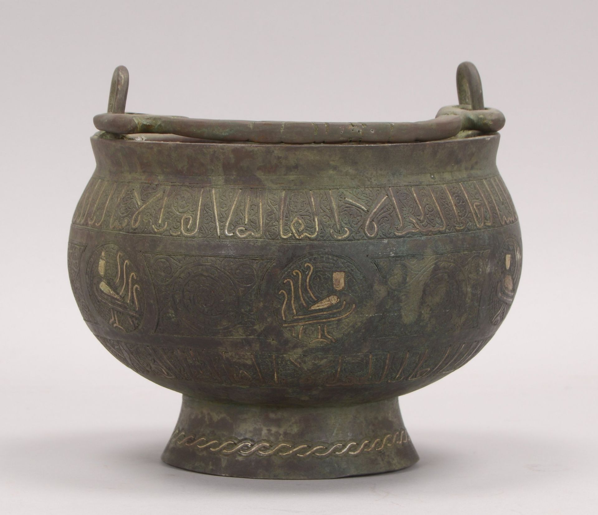 Henkeltopf (islamisch), Bronze, umlaufend mit arabischen Schriftzeichen und Vogelmotiven/Ornamentik, - Image 3 of 3