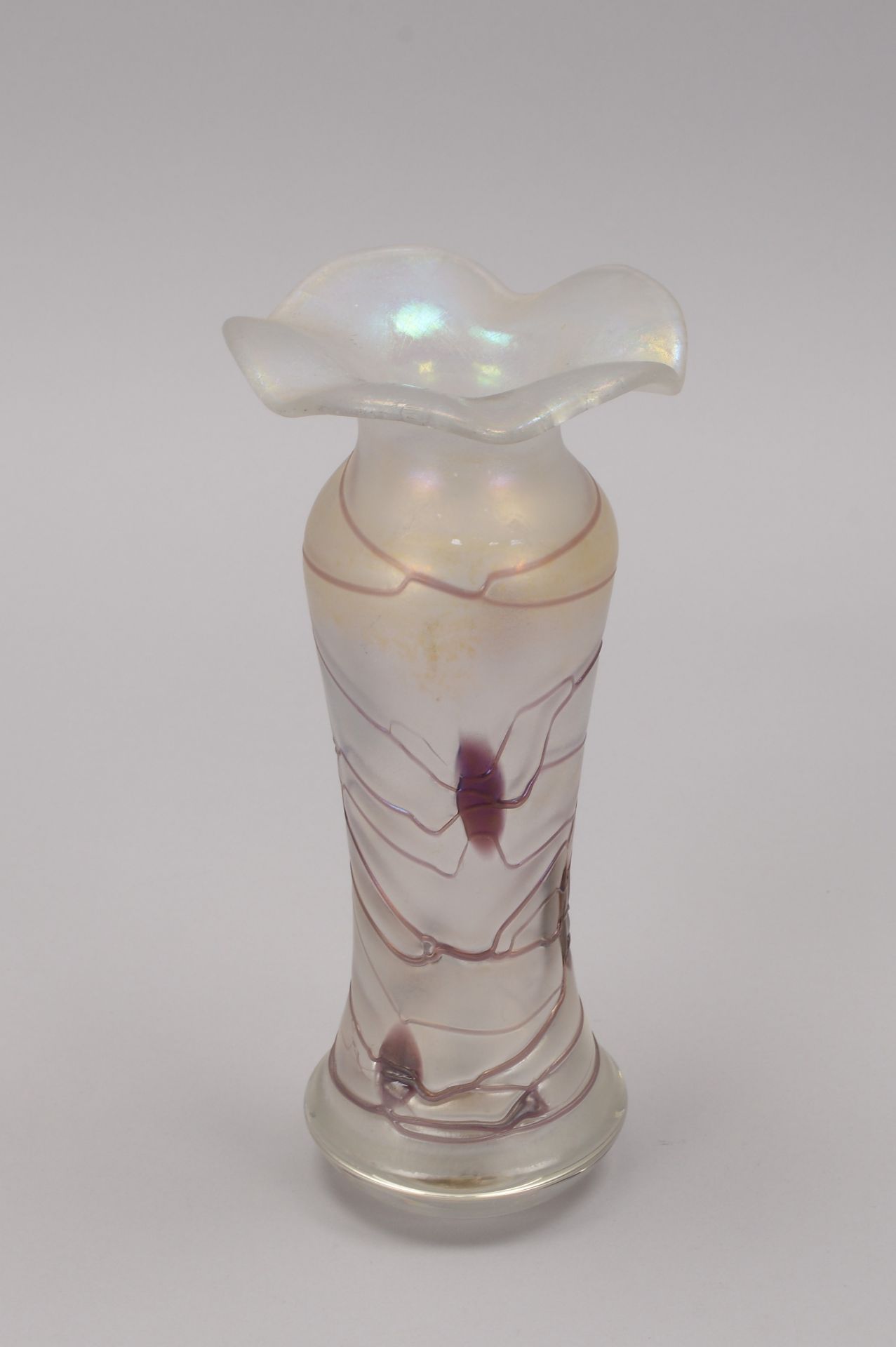Tischvase (Jugendstil), Wellenrand, irisierendes Glas, mit Fadenaufschmelzungen; H&ouml;he 25 cm (mi - Image 2 of 2