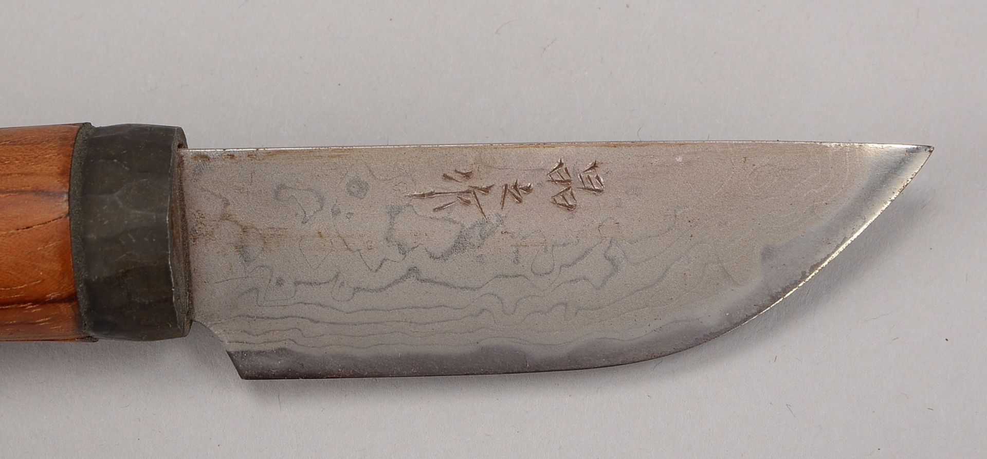Asiatisches Messer (vermutlich Japan - Sashimi?), kurze 1-schneidige Klinge mit Damast-Struktur, mit - Image 2 of 2