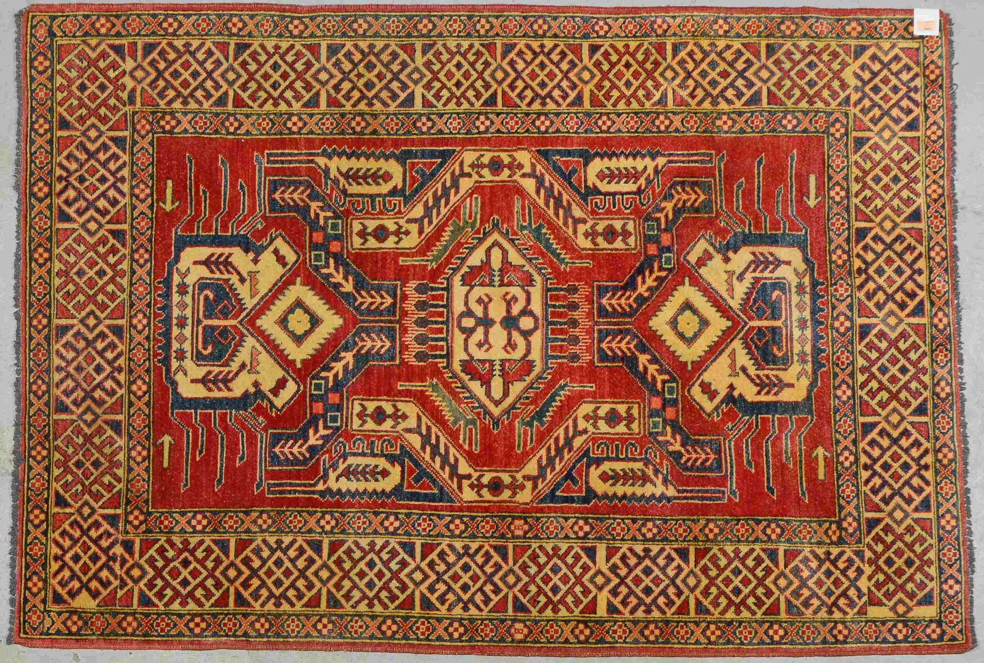 Ziegler, Wolle auf Wolle, Pflanzenfarben, mit kaukasischen Motiven, legefertig; Maße 187 x 131 cm 