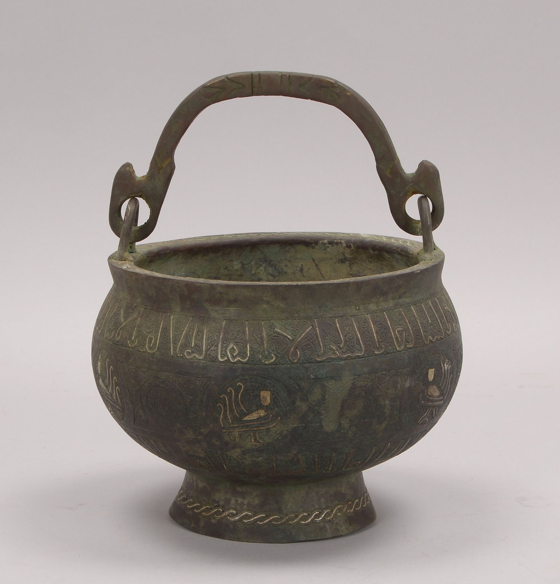 Henkeltopf (islamisch), Bronze, umlaufend mit arabischen Schriftzeichen und Vogelmotiven/Ornamentik,