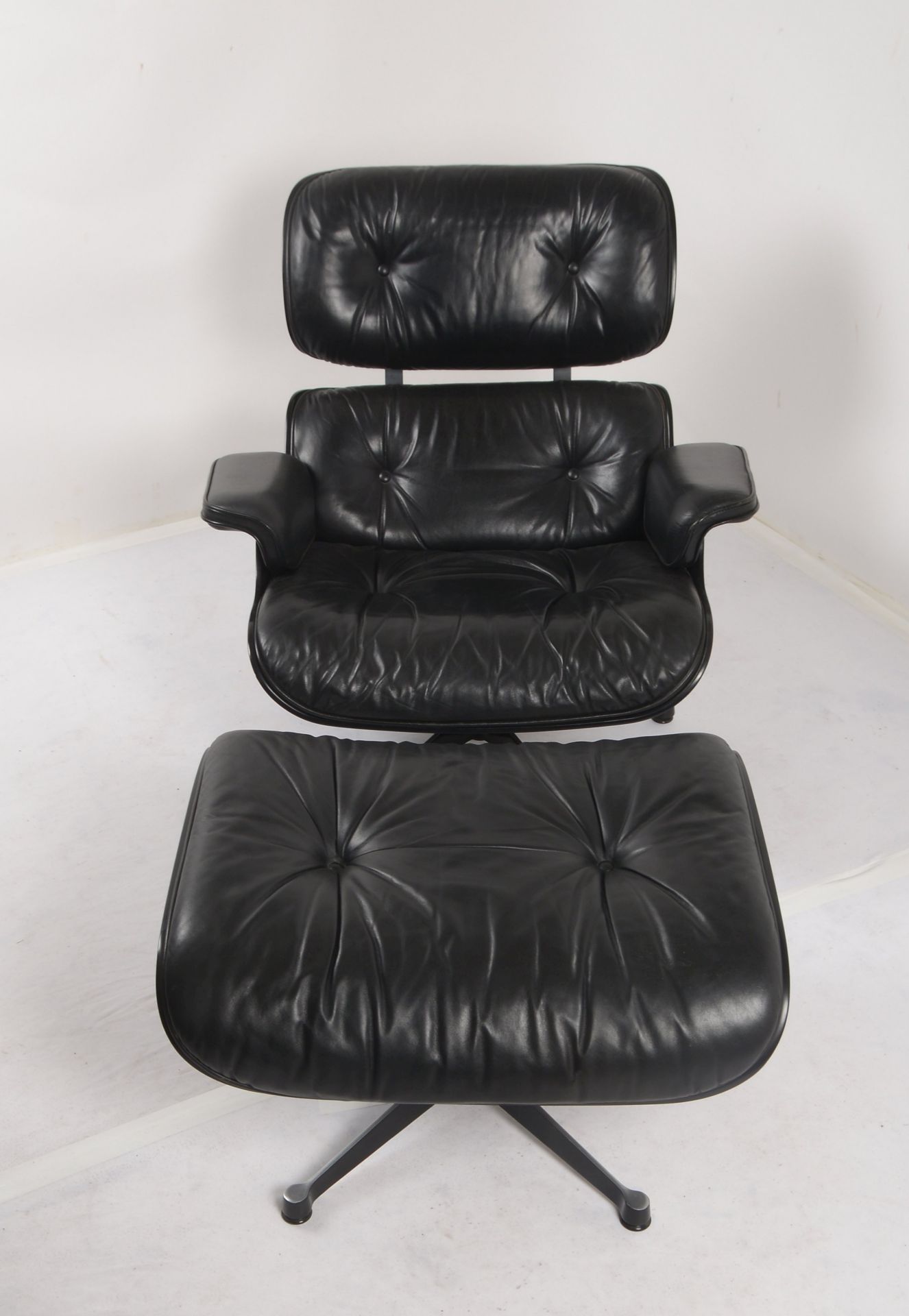 Vitra, Lounge Chair/Ottomane, schwarze Schale aus Esche-Formholz, Fu&szlig;gestell schwarz pulverbes - Image 4 of 4