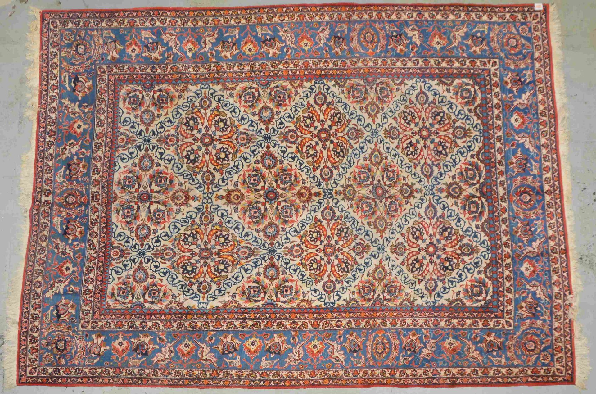 Isfahan, &auml;lter, feine feste Kn&uuml;pfung, hellgrundig; Ma&szlig;e 340 x 247 cm (mit leichten G