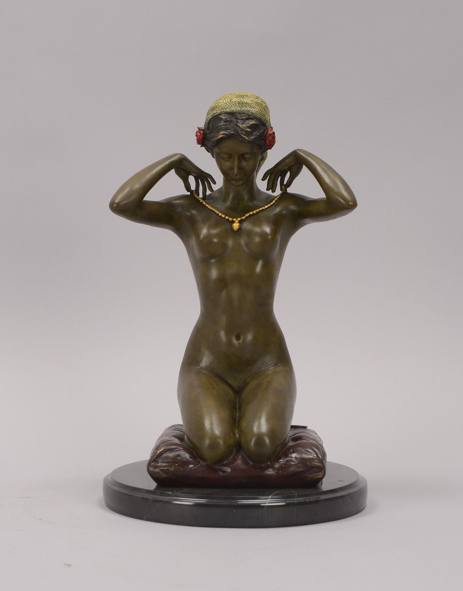 Bronzeskulptur (nach Paul Ponsard), &#039;New Necklace&#039; - weiblicher Jugendstil-Akt, Figur mit