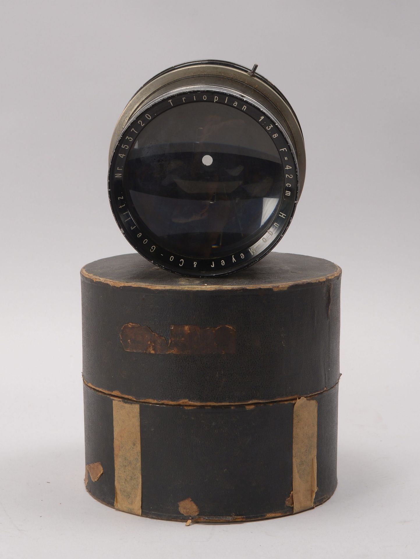 Gro&szlig;es altes Objektiv, Hersteller: Hugo Meyer &amp; Co./Goerlitz, Trioplan 1:3,8, f/42 mm, Nr.