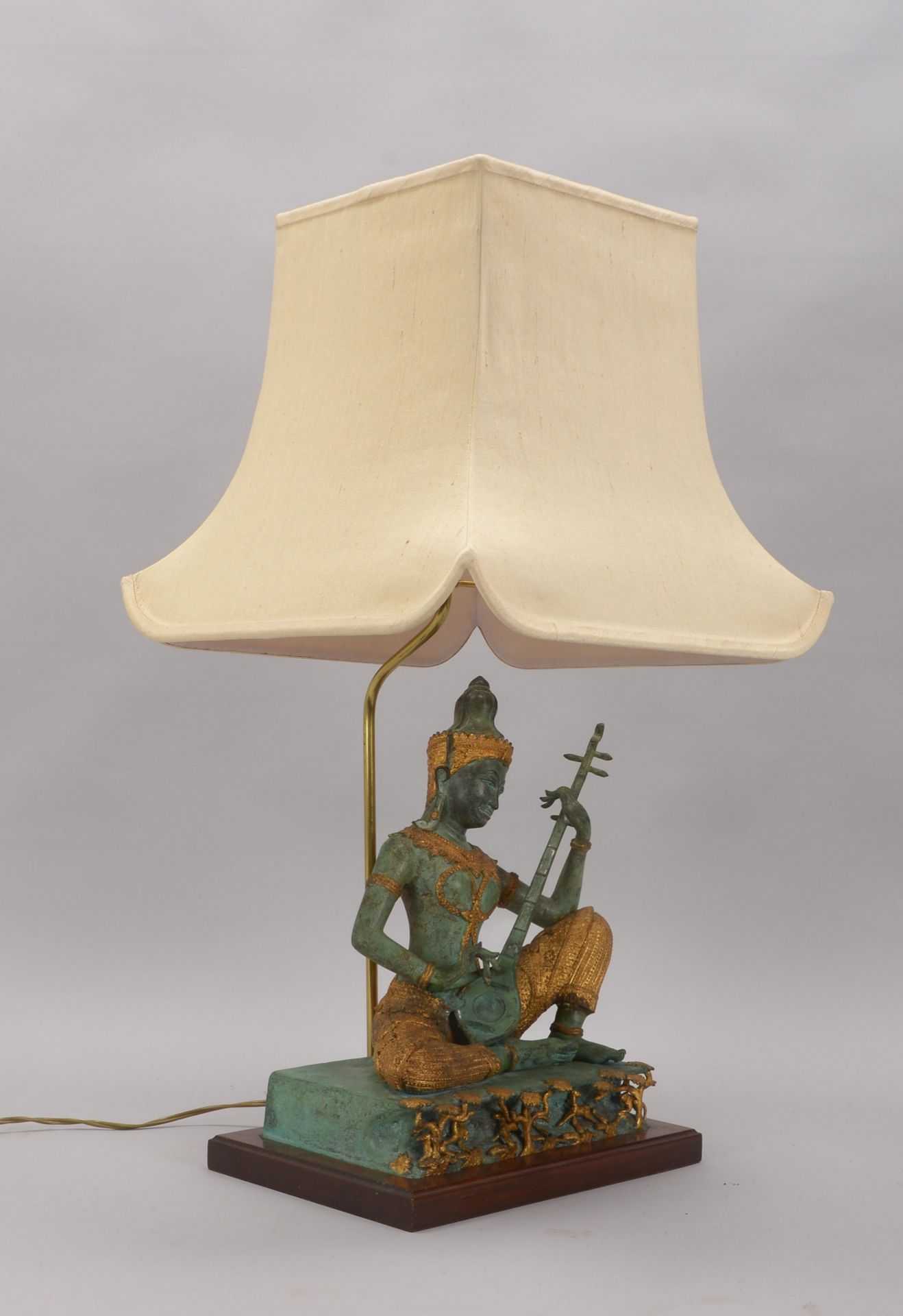 Tischlampe (Thailand), 1-flammig, mit fig&uuml;rlichem Bronzefu&szlig; (&#039;Sitzende Musikantin&#0 - Image 2 of 2