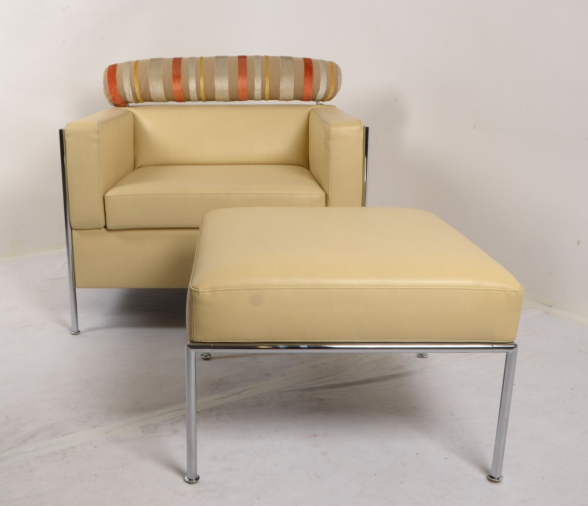 COR Freiraum Einrichtungen, Designer-Sessel mit Fusshocker, verchromtes Stahlrohrgestell, beigefarbe
