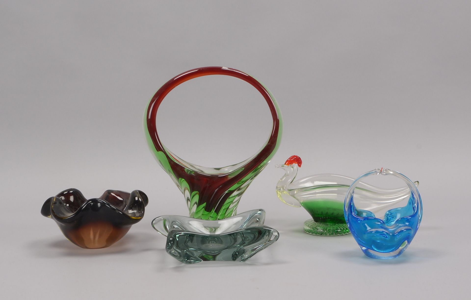 Konvolut Glasschalen, farbig, verschiedene Ausf&uuml;hrungen, 5 St&uuml;ck; H&ouml;he bis 27 cm - Image 2 of 2