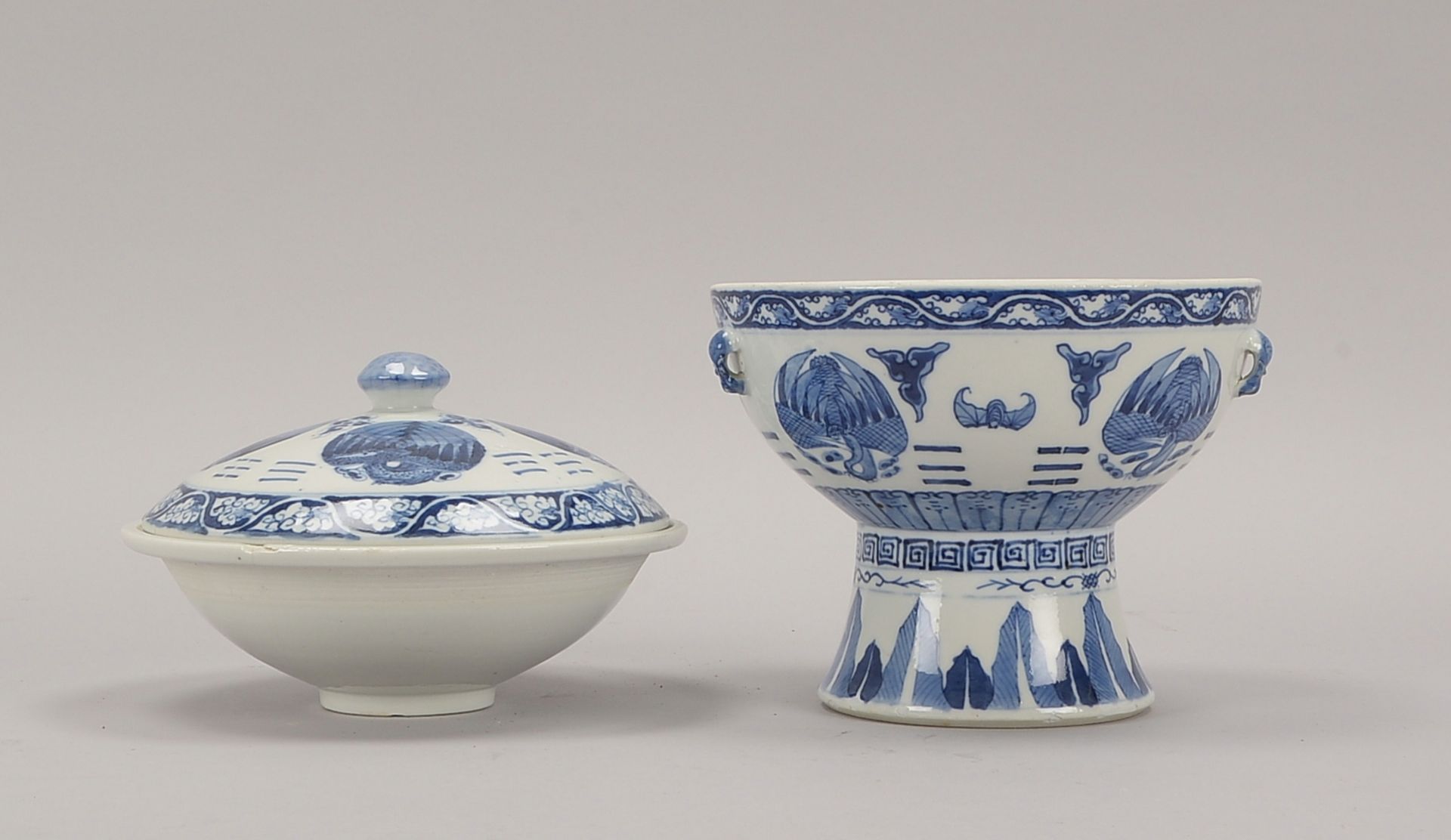 Porzellan-Deckelgefäß, China, 19. Jahrhundert/Qing-Periode, Gefäß mit Porzellan-Einsatz( mit Chip u. - Bild 2 aus 2