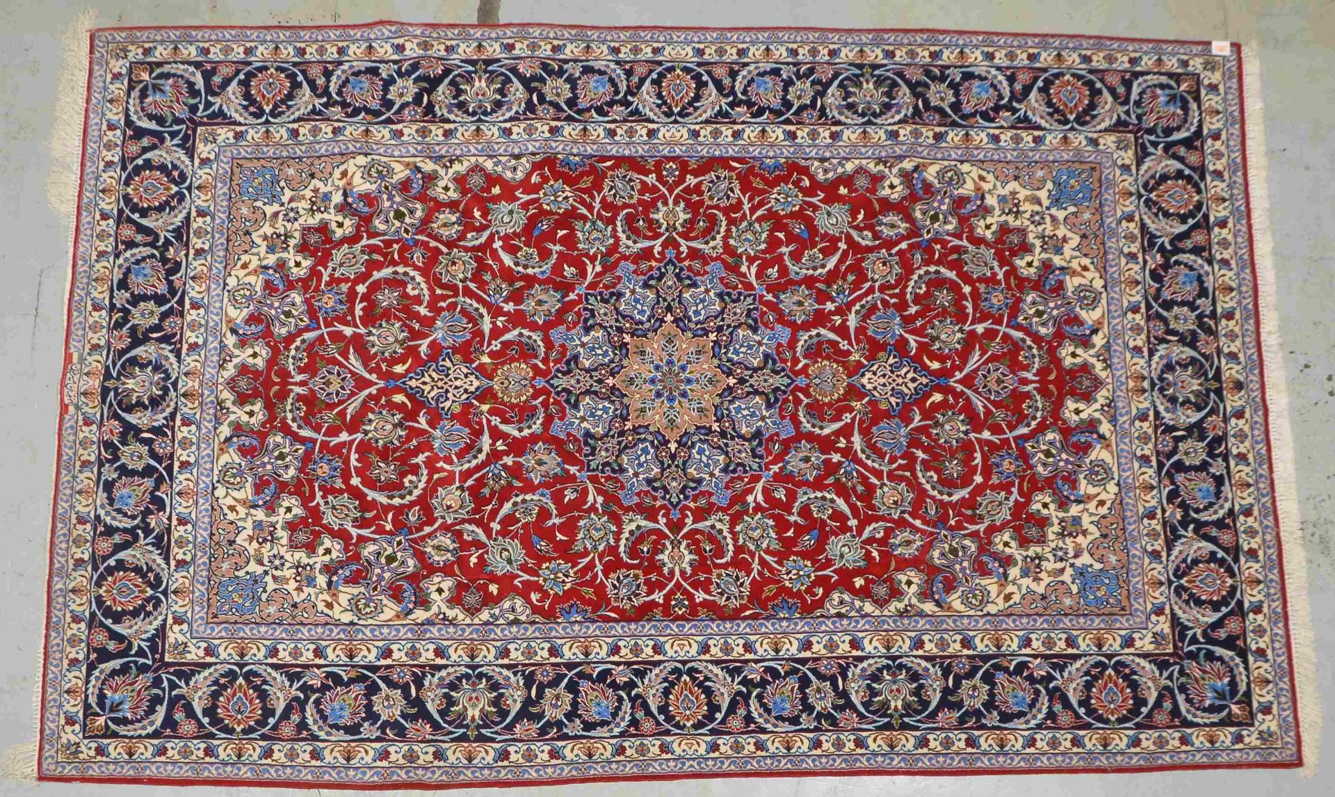 Isfahan, mit Seidenanteilen auf Seide, sehr feine Knüpfung, signiert; Maße 320 x 206 cm (einzelne Sc - Bild 2 aus 6