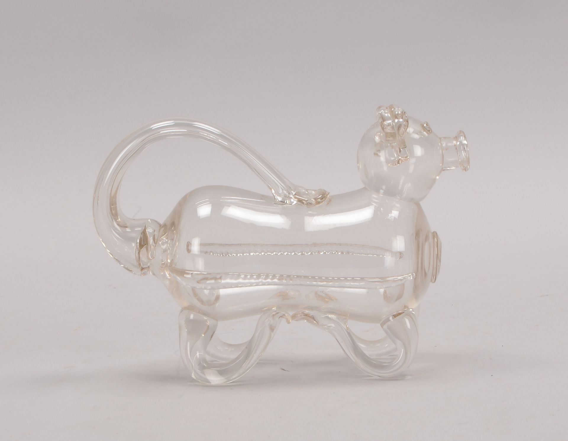 Fig&uuml;rliches Glasgef&auml;&szlig; (mundgeblasen); H&ouml;he 16 cm, L&auml;nge 22 cm (Figur r&uum