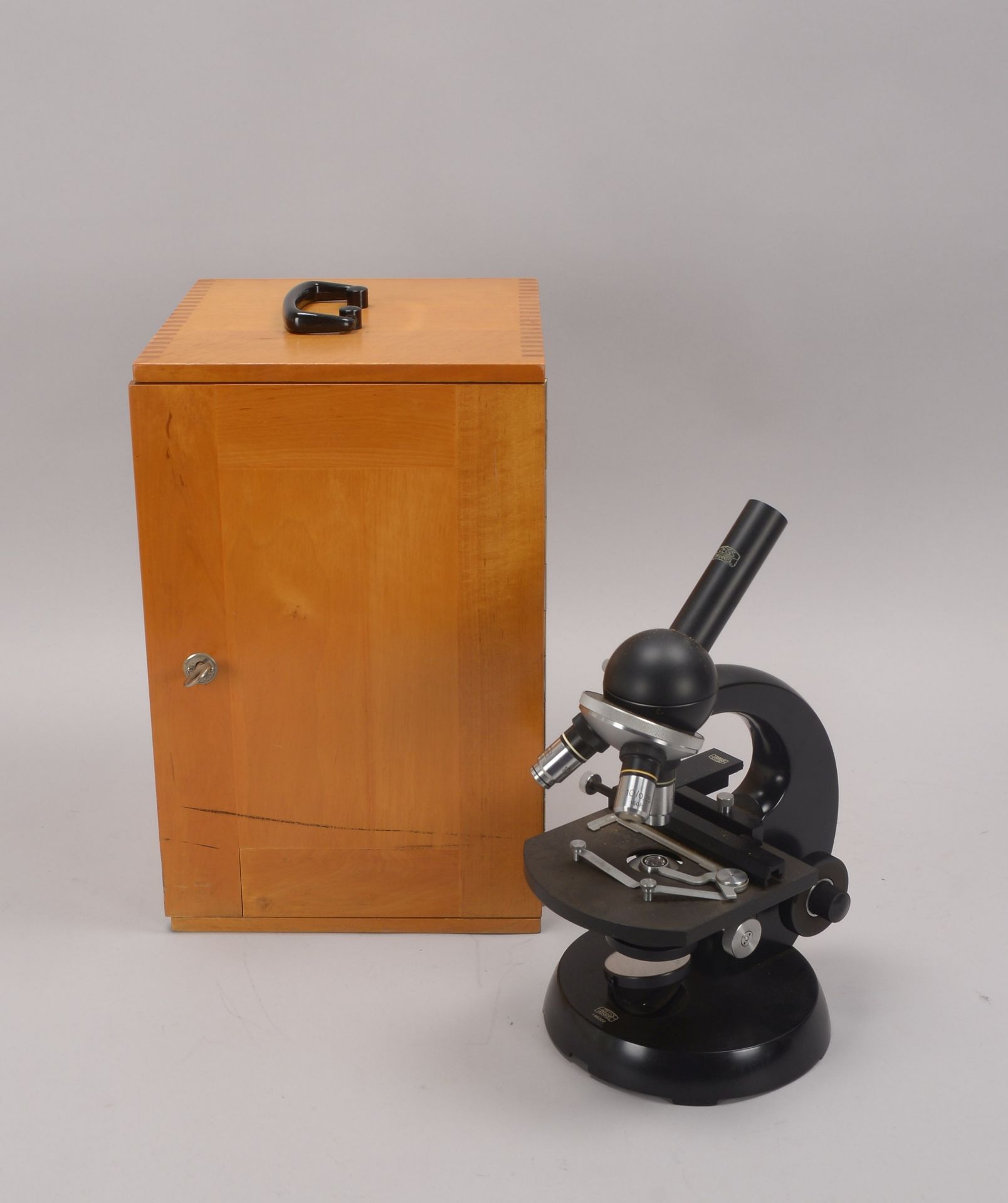 Mikroskop, Zeiss 'Winkel', Nr. '233975', mit verschiedenen Okularen, in Holzkiste - Schlüssel anbei;
