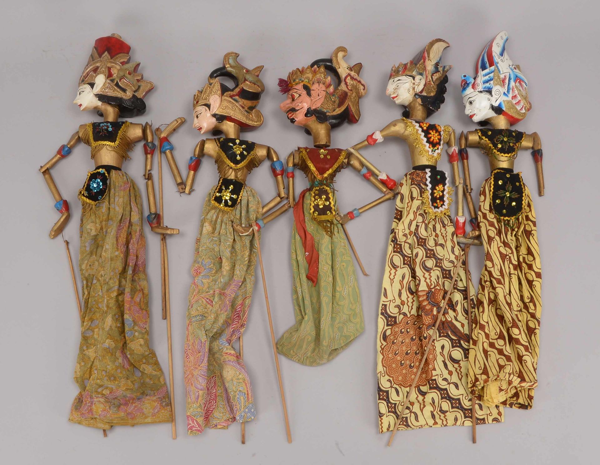 Handpuppen-Konvolut (Indonesien), Holz gefasst, Figuren mit Stoffbekleidung, 5 Stueck