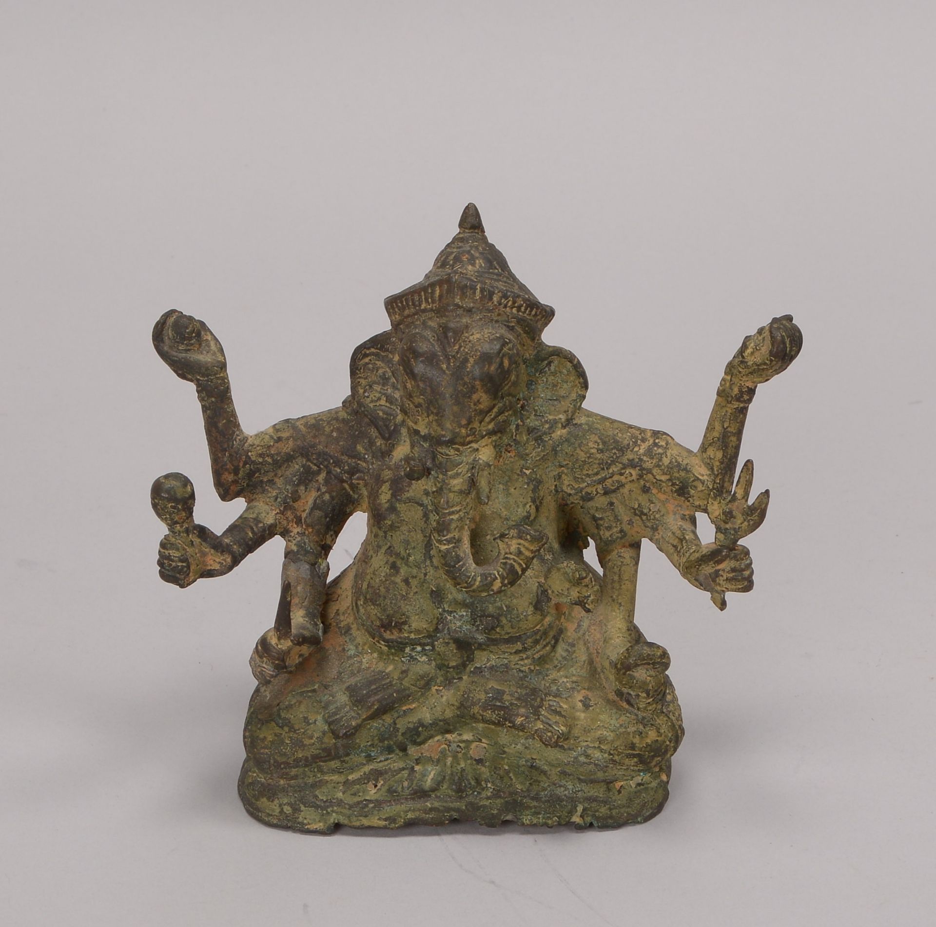 Antike Ganesha-Figur, Bronze, dargestellt mit Insignien in den H&auml;nden; H&ouml;he 13,5 cm