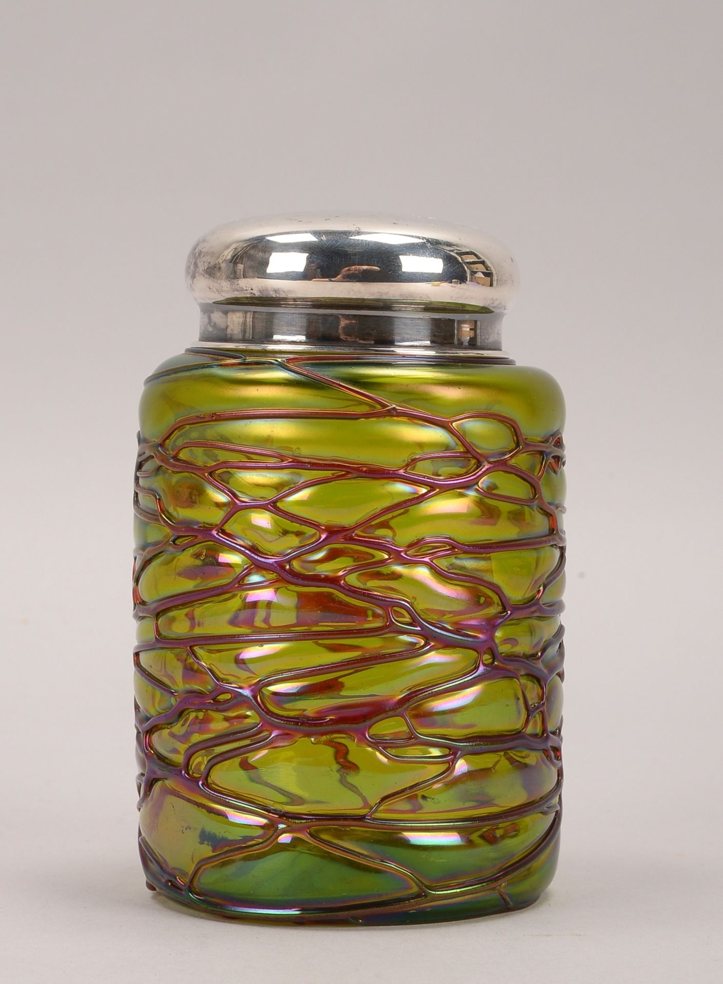 Deckeldose, irisierendes Glas/mit Fadenaufschmelzungen, Deckel und Montur versilbert; H&ouml;he 14,5