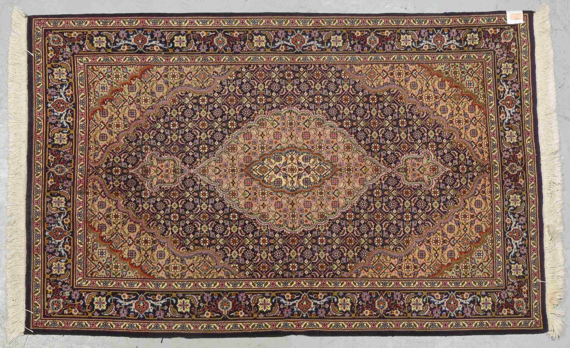 T&auml;briz, mit Seidenanteilen, feine Kn&uuml;pfung, Flor in gutem Zustand; Ma&szlig;e 160 x 100 cm - Image 2 of 4