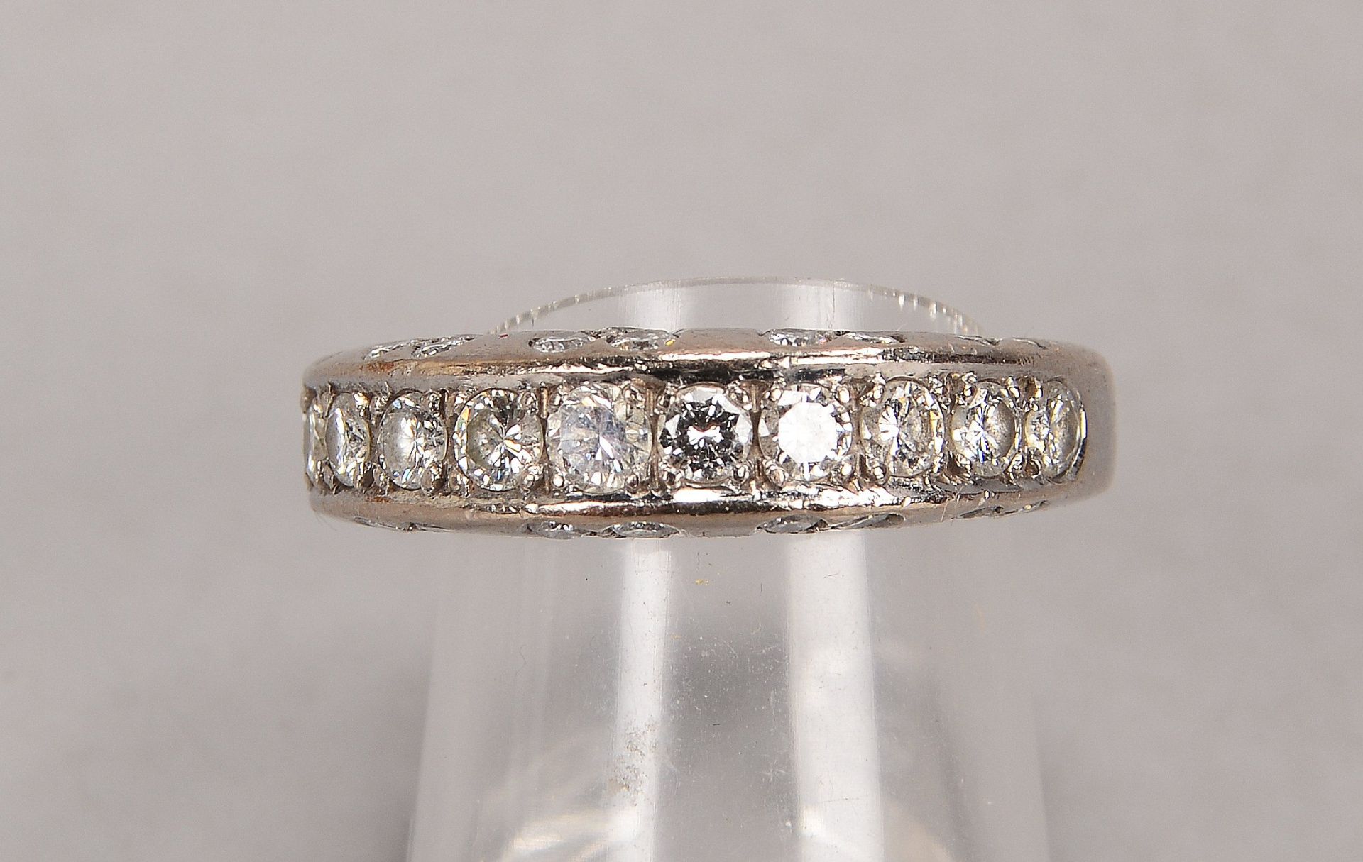 Ring, 750 WG (gestempelt), massive Ringschiene mit 41-fachem Brillantbesatz; RG 51, Gewicht 12,80 g - Image 2 of 2