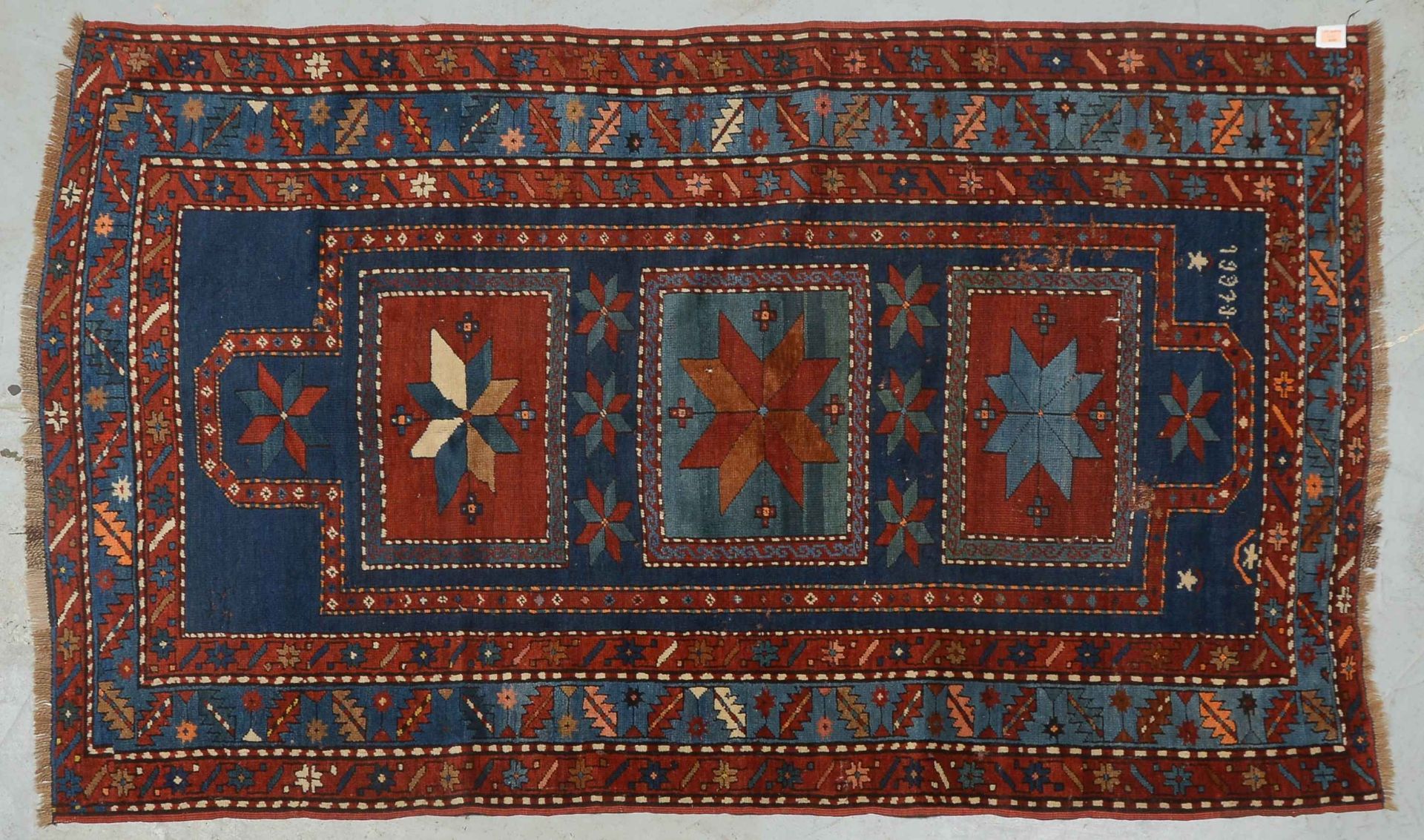 Sternenkazak, alt, signiert und mit Jahreszahl; Maße 215 x 130 cm (stellenweise mit kleinen Florverl