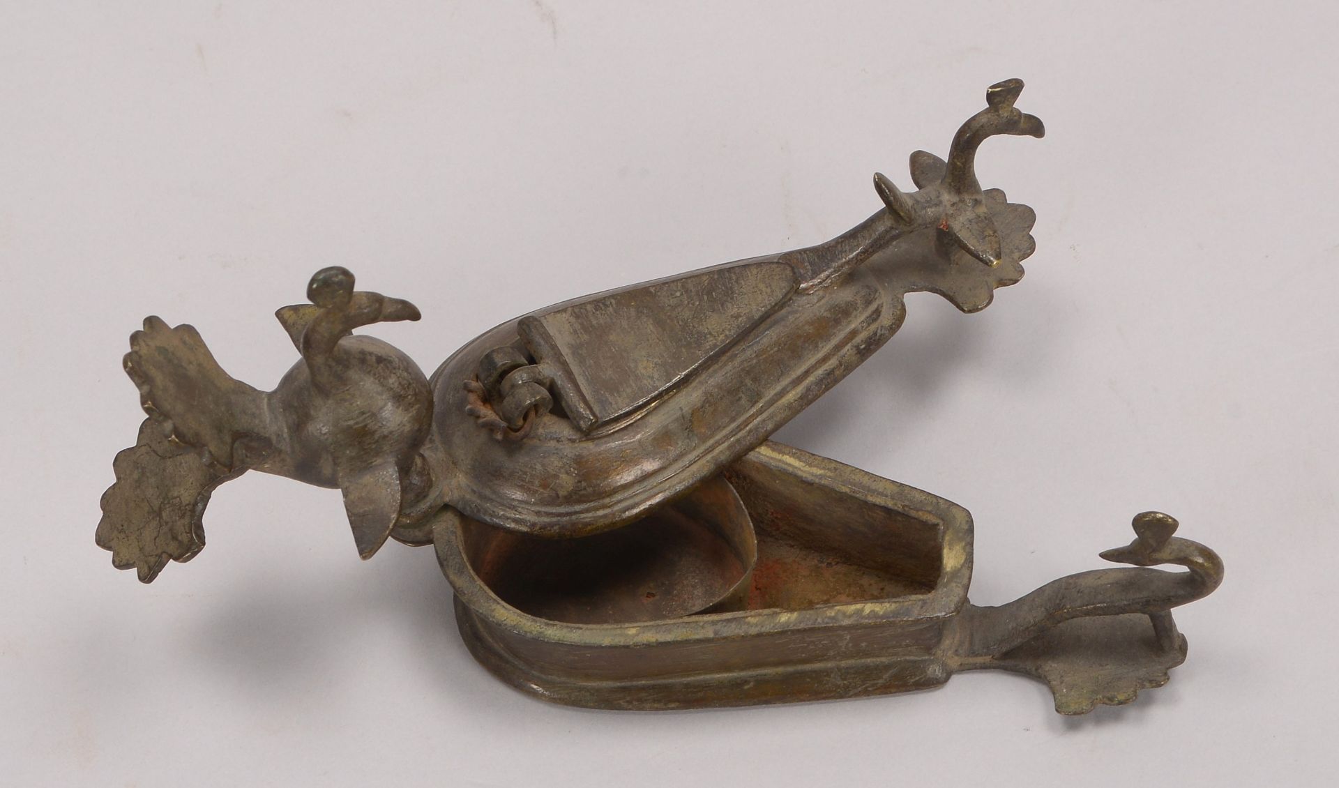 Oellampe (Indien), Bronze, mit 2x Deckeln verschiedener Groe&szlig;e, partiell mit Vogelmotiven verz - Image 2 of 2