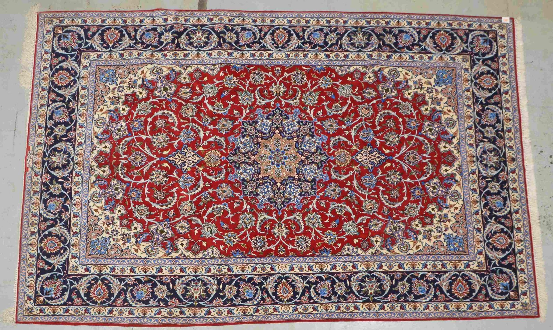 Isfahan, mit Seidenanteilen auf Seide, sehr feine Knüpfung, signiert; Maße 320 x 206 cm (einzelne Sc