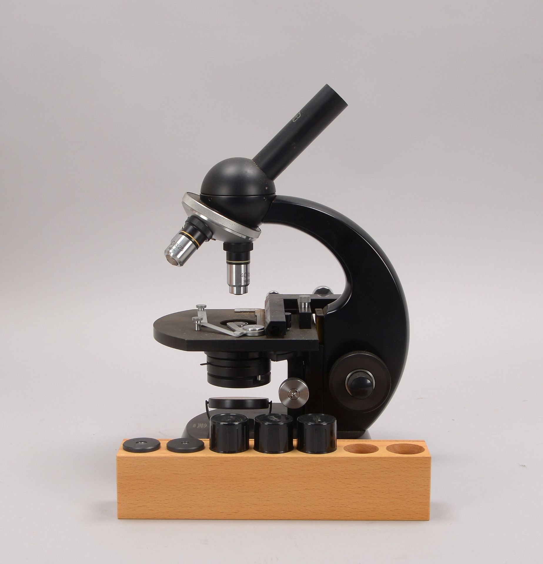 Mikroskop, Zeiss 'Winkel', Nr. '233975', mit verschiedenen Okularen, in Holzkiste - Schlüssel anbei; - Bild 2 aus 3