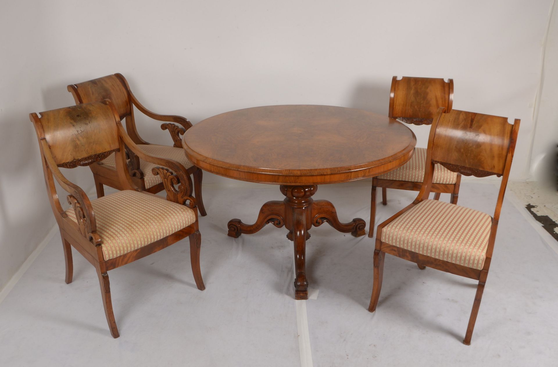 Sitzgruppe (19. Jahrhundert), Tisch und 4-teiliger Satz St&uuml;hle: Tisch mit Spiegelfurnier, runde