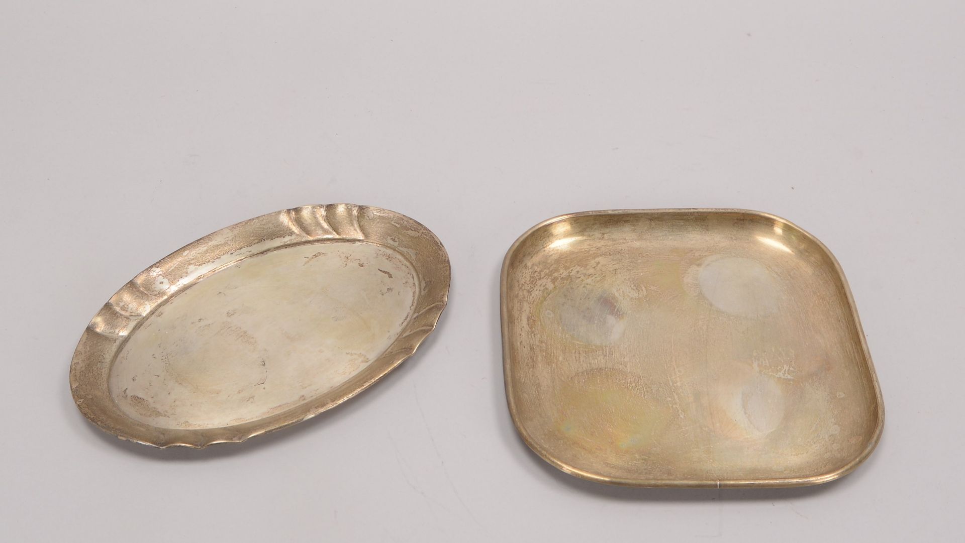 2 Silbertabletts, 835 Silber, verschiedene Ausf&uuml;hrungen: 1x ovale Form, Ma&szlig;e 22,5 x 15 cm