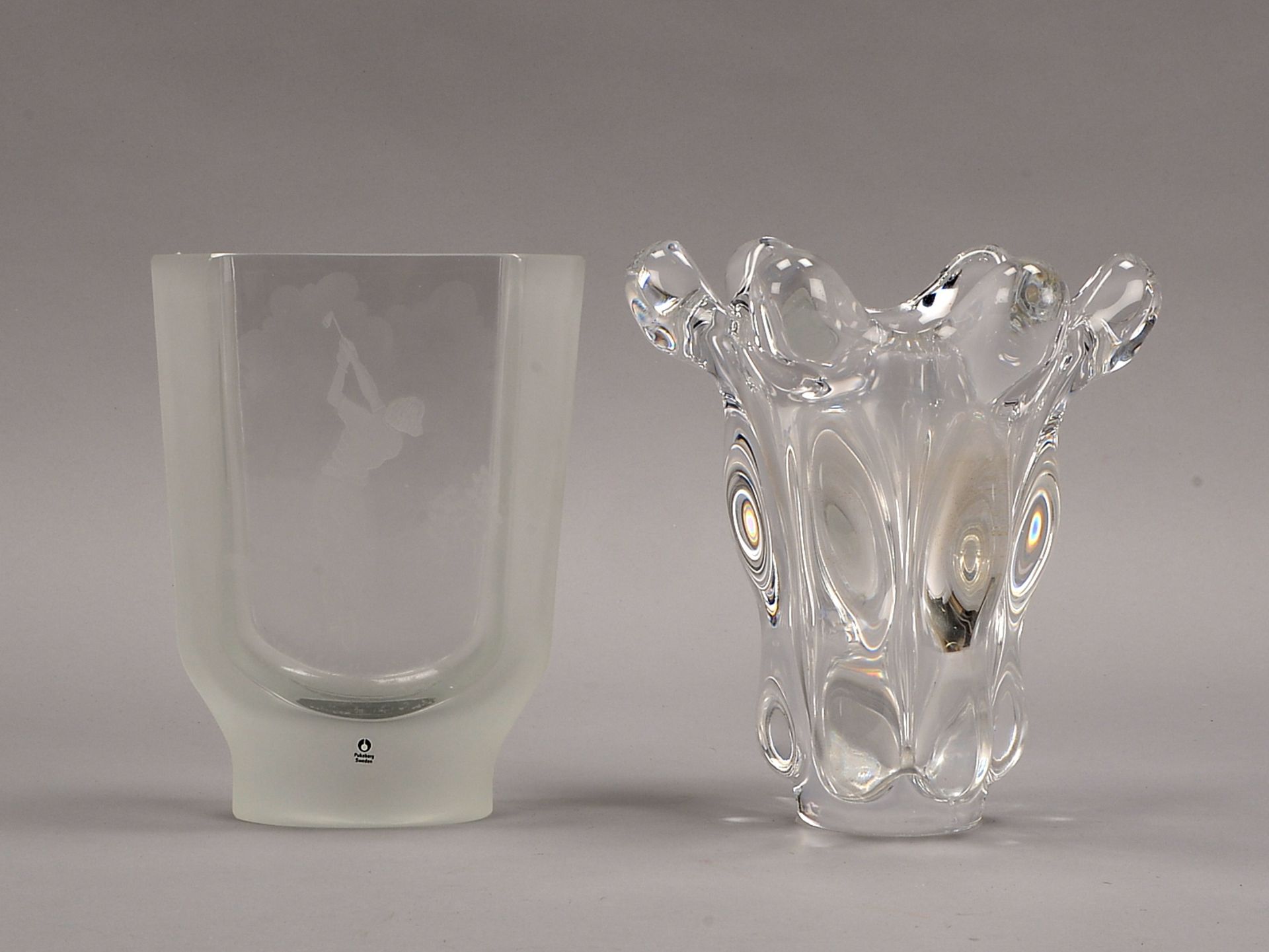 2 Vasen, Glas: 1x Art Vannes/France, H&ouml;he 19 cm; und 1x Pukeberg/Schweden, H&ouml;he 18,5 cm