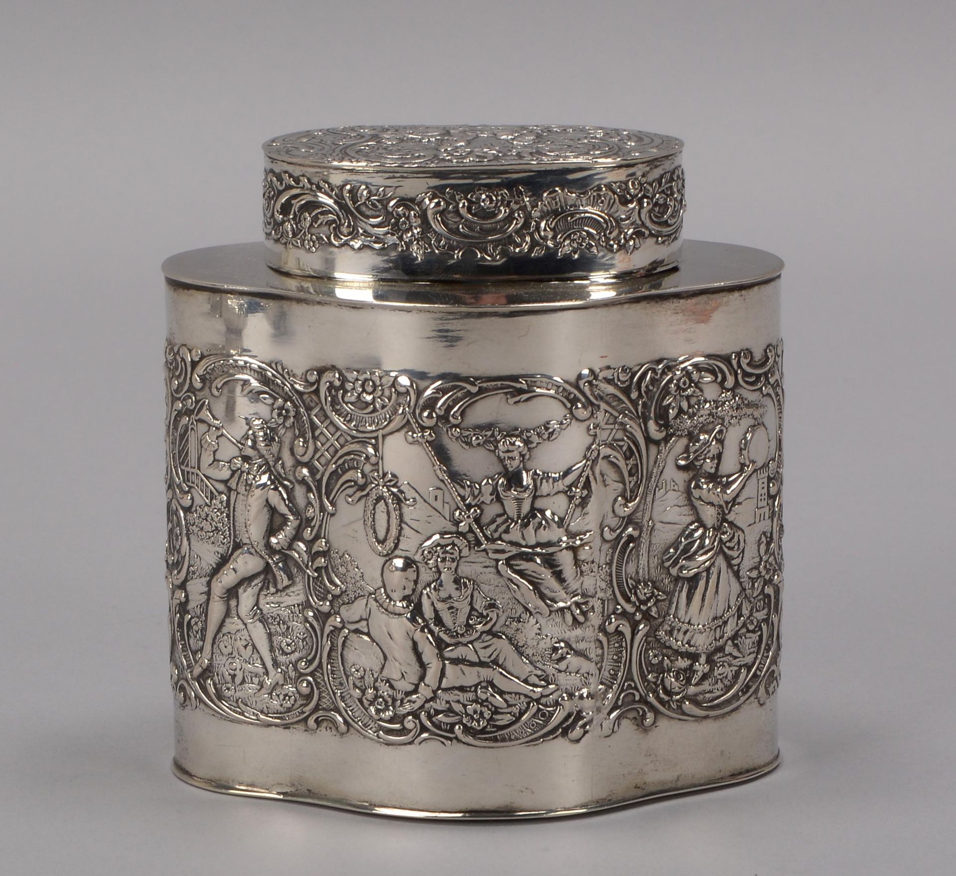Teedose, 800 Silber, geschwungene Wandung und Deckel mit Reliefdekor (Voluten und &#039;Galante Szen