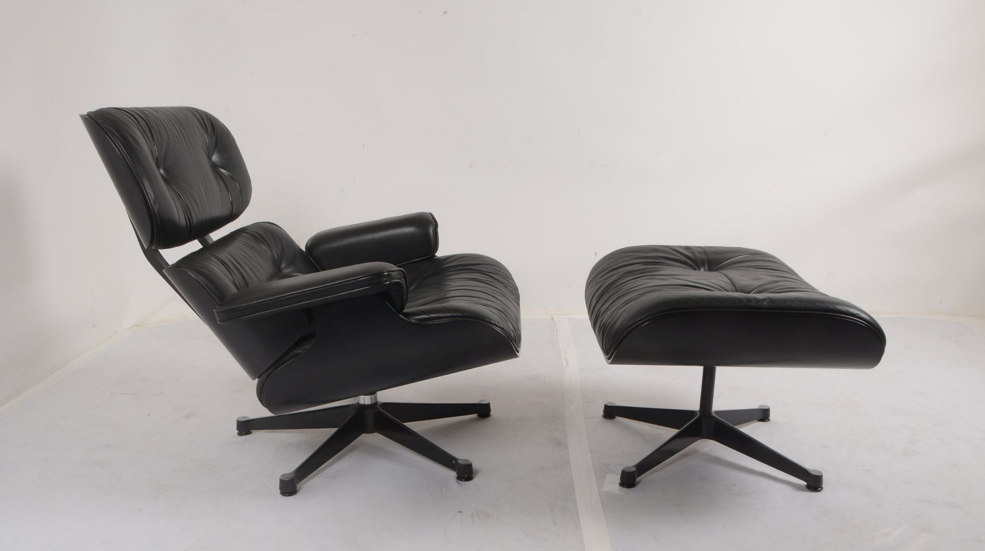 Vitra, Lounge Chair/Ottomane, schwarze Schale aus Esche-Formholz, Fu&szlig;gestell schwarz pulverbes - Image 2 of 4