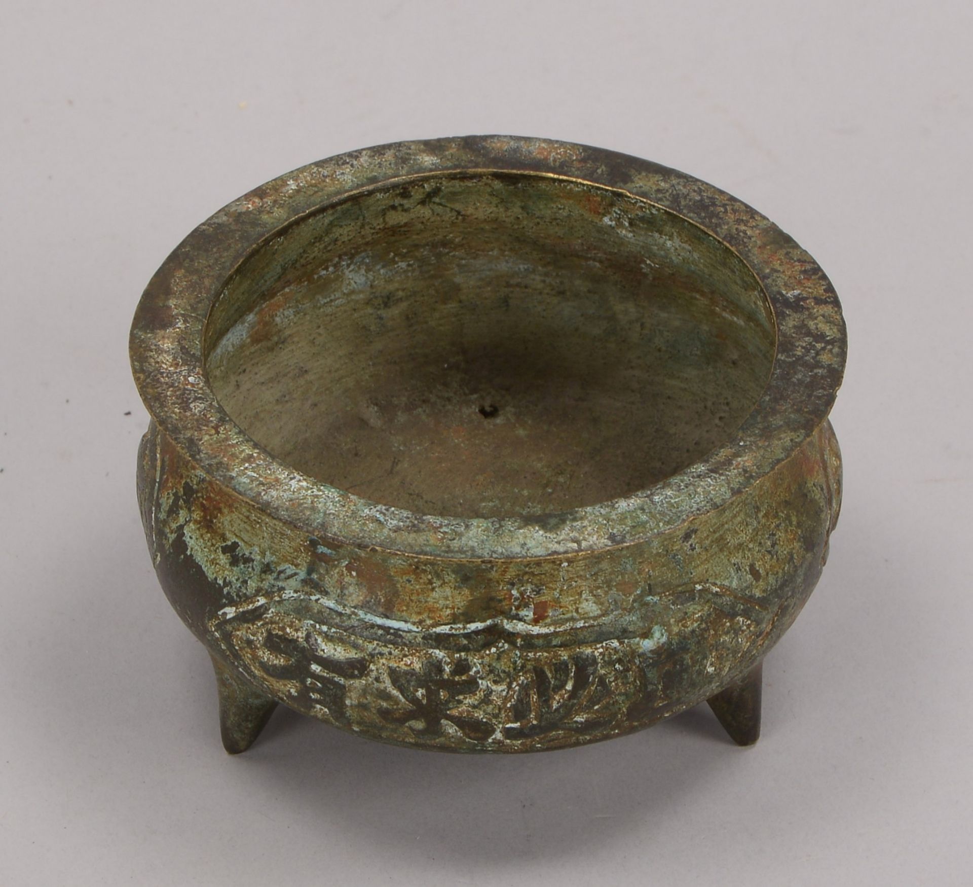 Bronzeschale/R&auml;uchergef&auml;&szlig; (China, 19. Jahrhundert), Wandung umlaufend mit reliefiert - Image 2 of 3